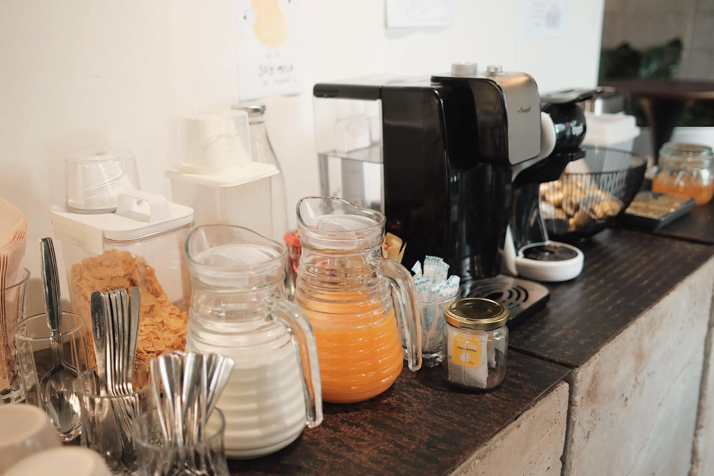 Coffee/tea facilities in Wonderwall Hotel