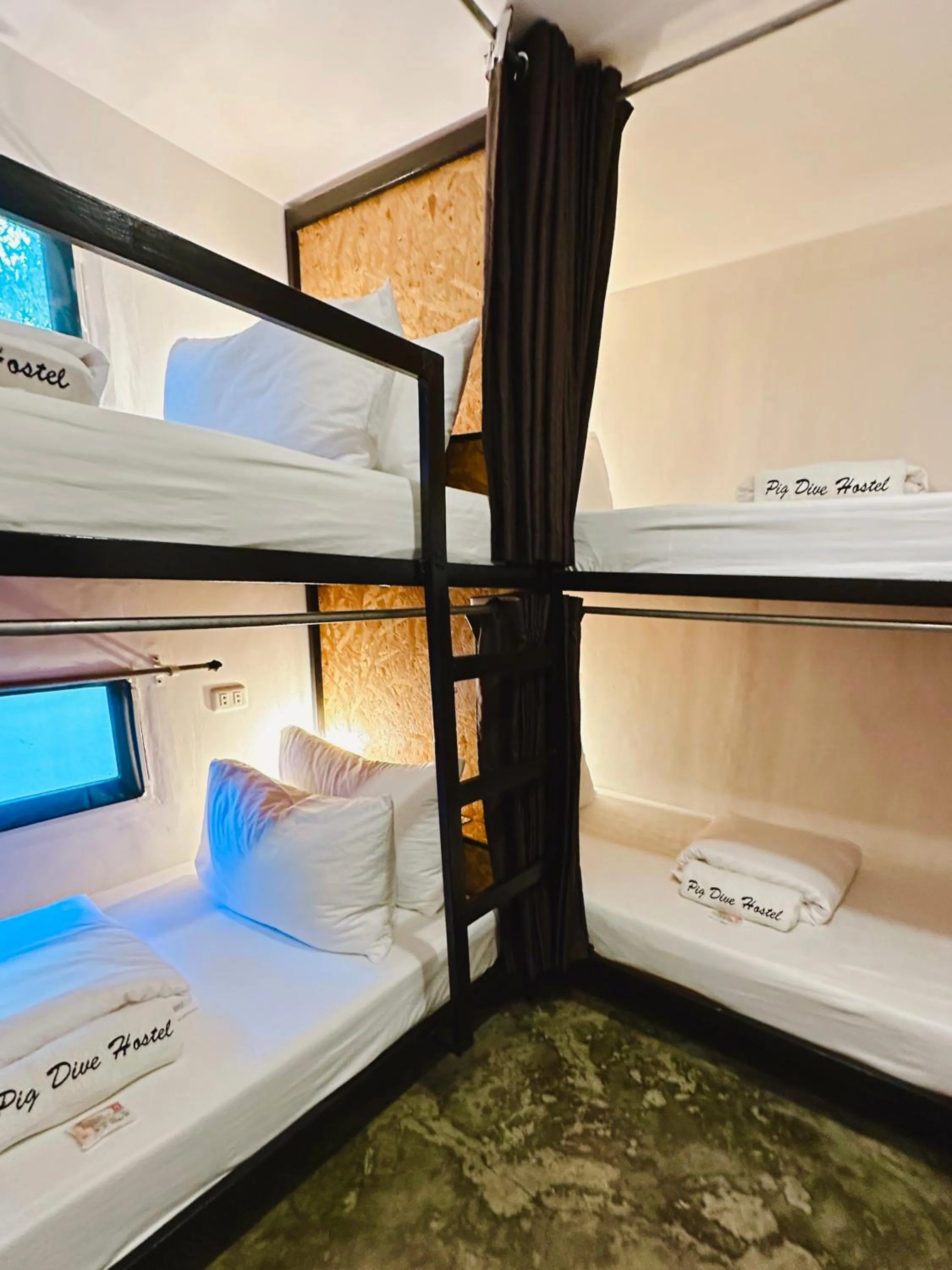 Bedroom, Bed in Pig Dive Hostel Moalboal