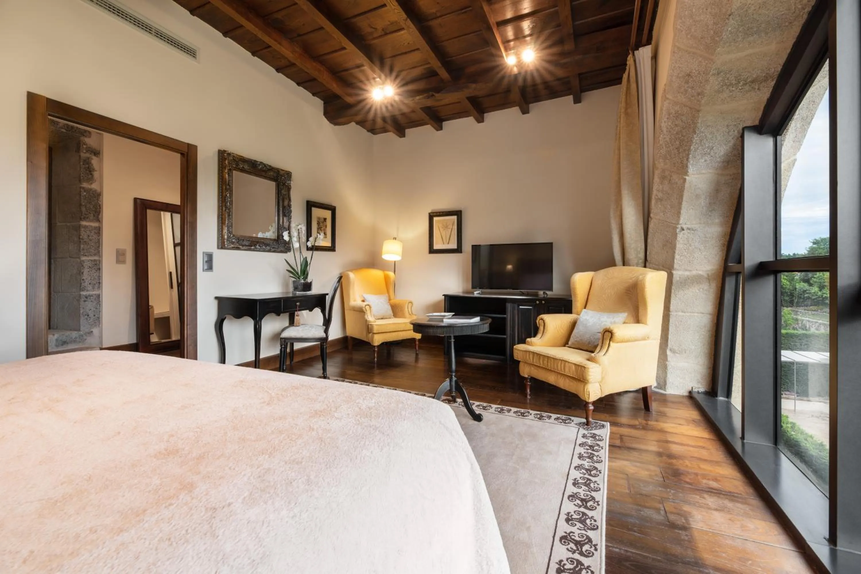 Photo of the whole room, Bed in Áurea Palacio de Sober by Eurostars Hotel Company