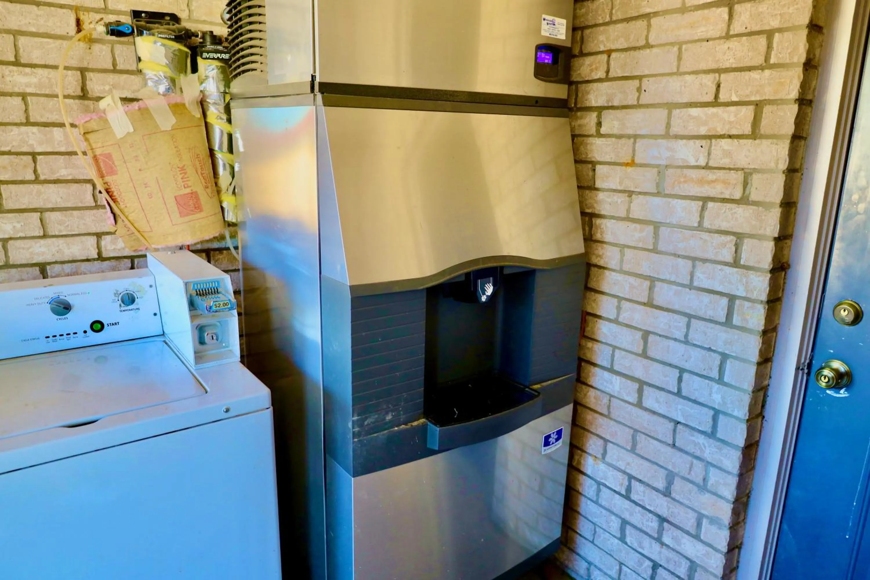 vending machine in Regency Inn & Suites