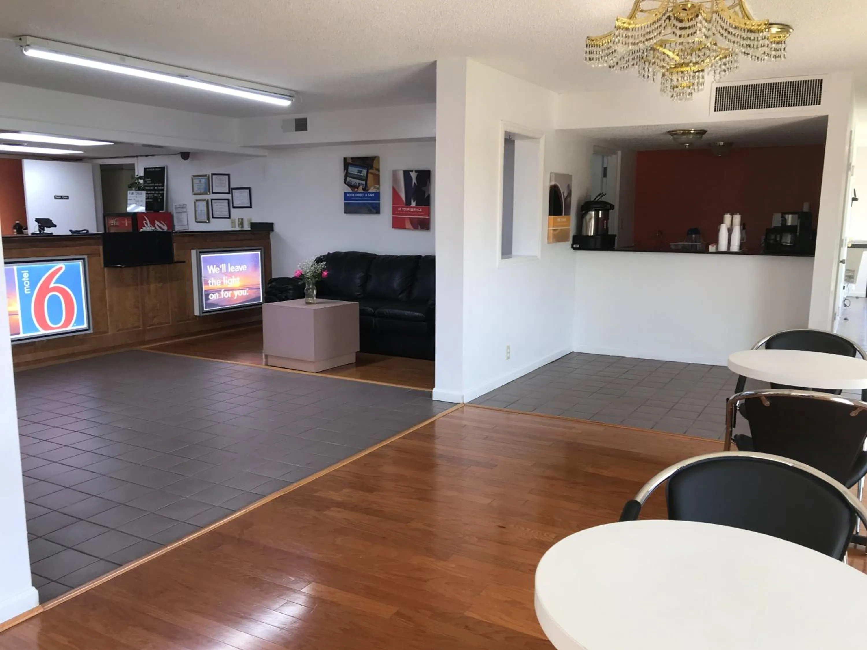 Lobby or reception, Lounge/Bar in Econo Lodge