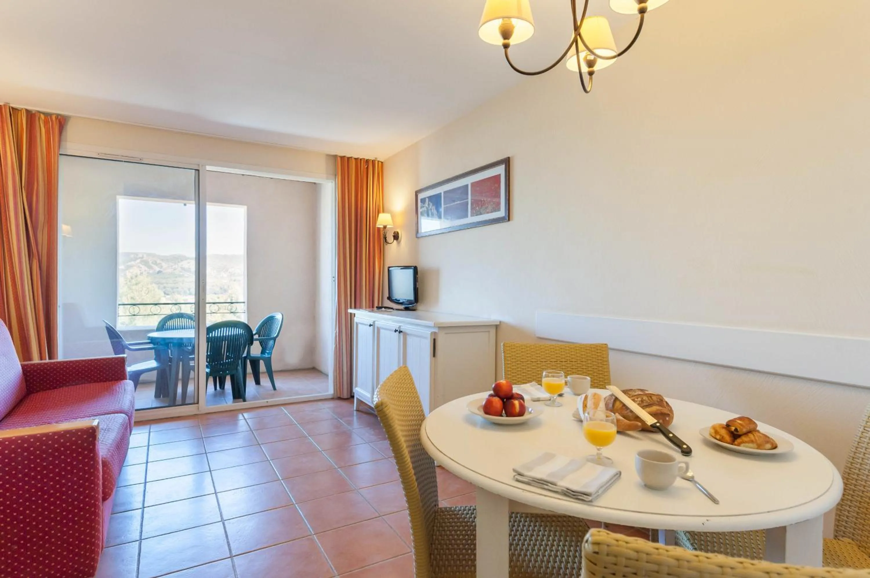 TV and multimedia in Village Pierre & Vacances Pont Royal en Provence