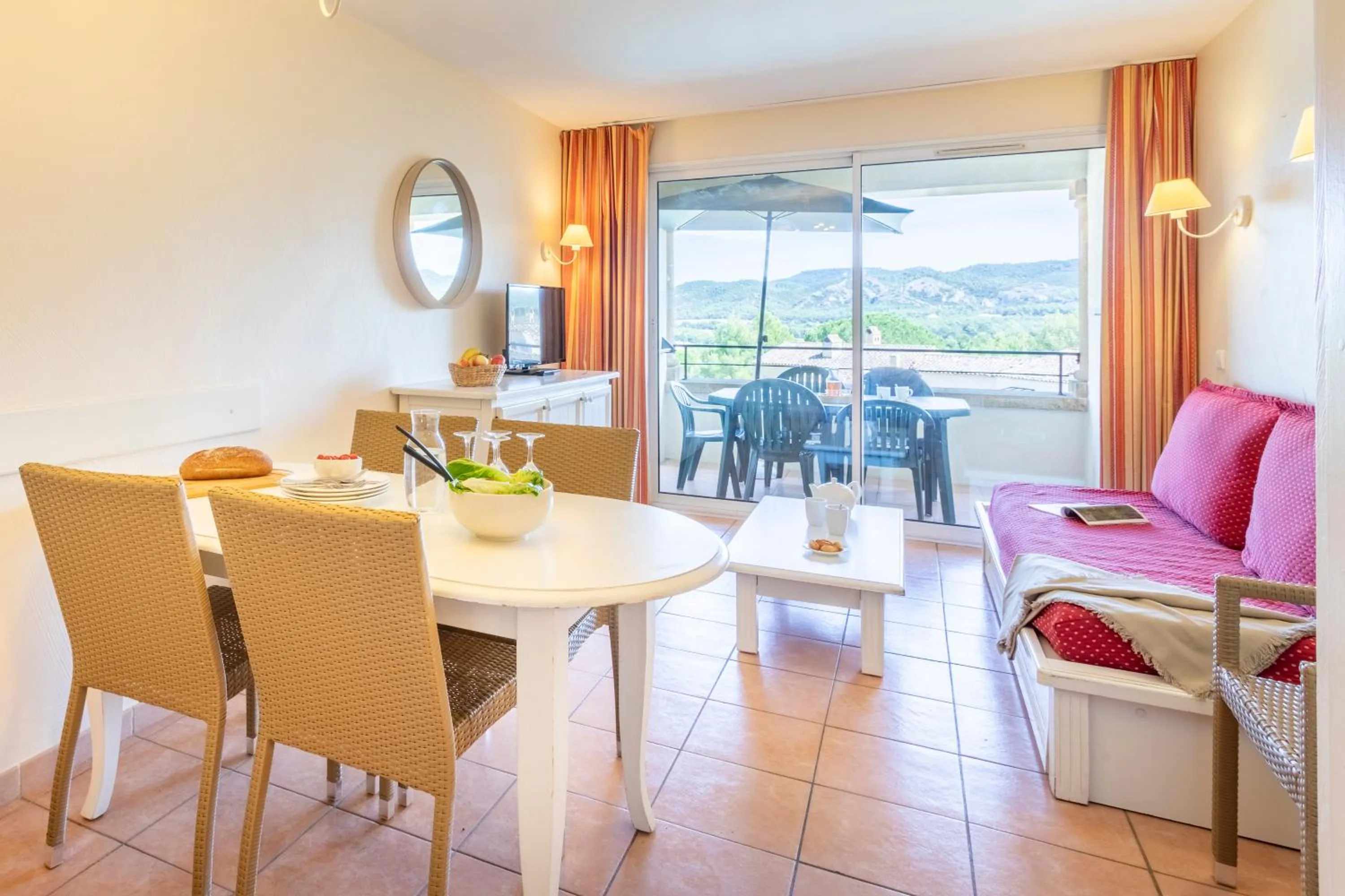 TV and multimedia in Village Pierre & Vacances Pont Royal en Provence