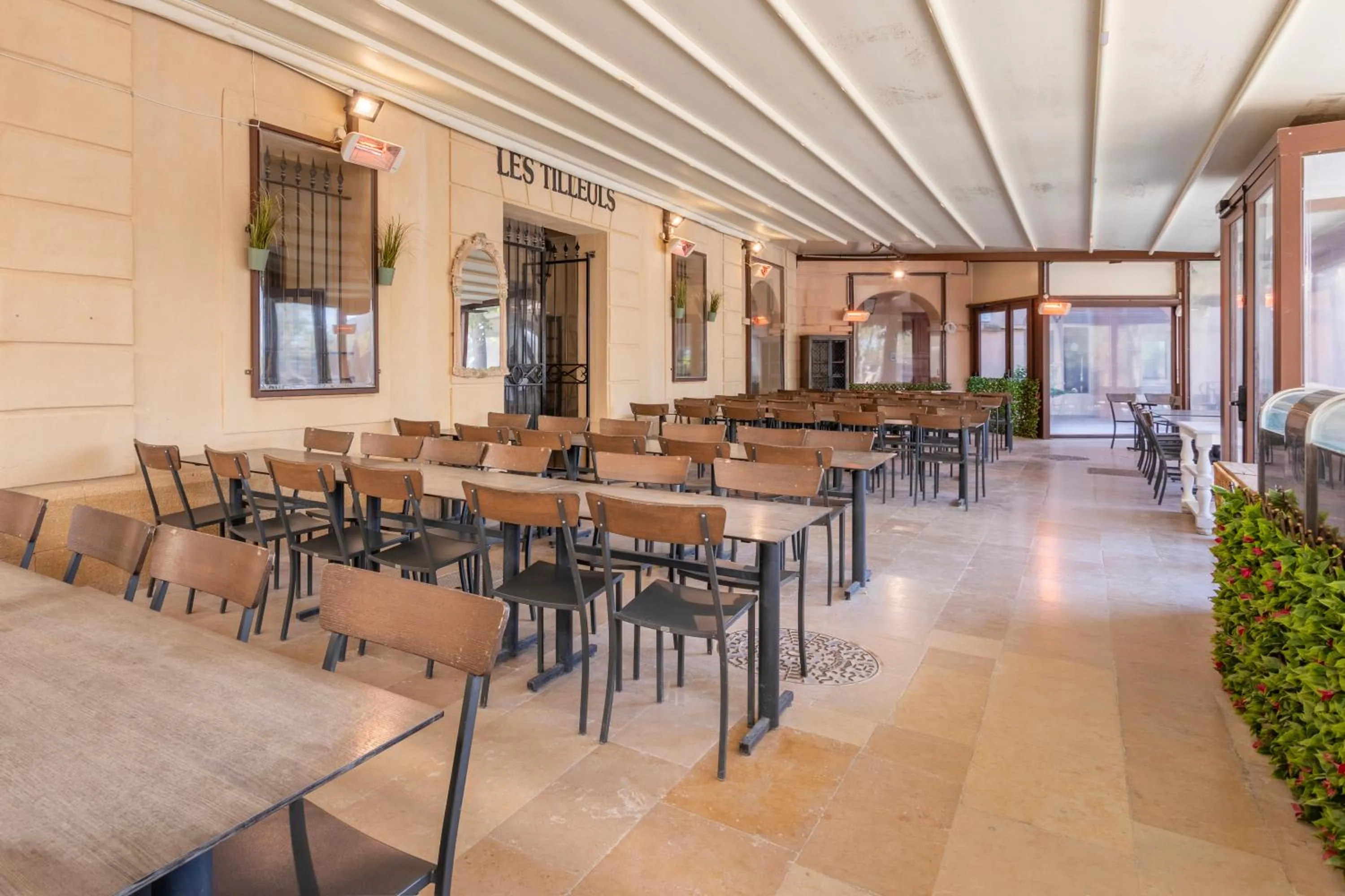 Restaurant/places to eat in Village Pierre & Vacances Pont Royal en Provence