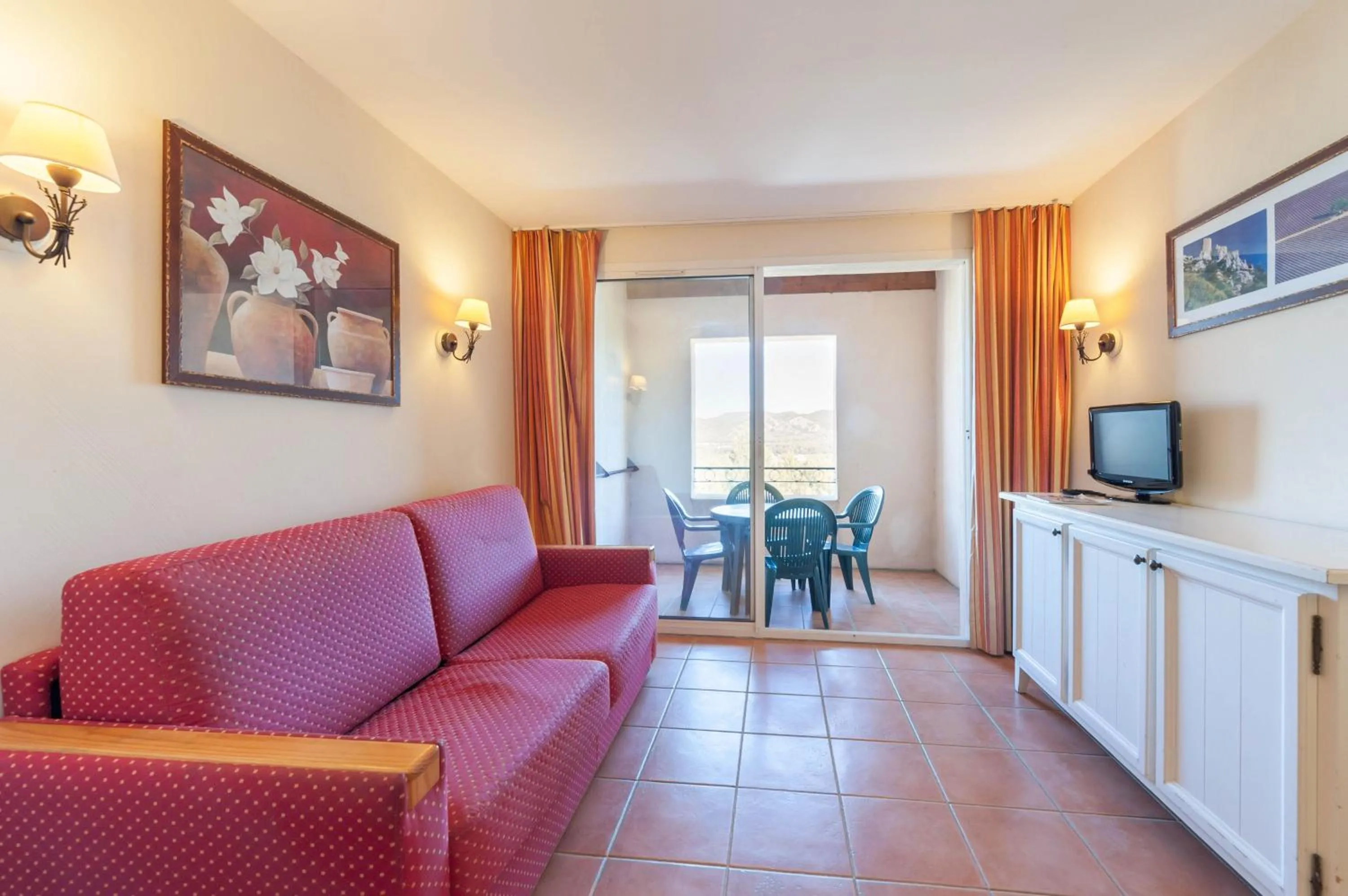 TV and multimedia in Village Pierre & Vacances Pont Royal en Provence