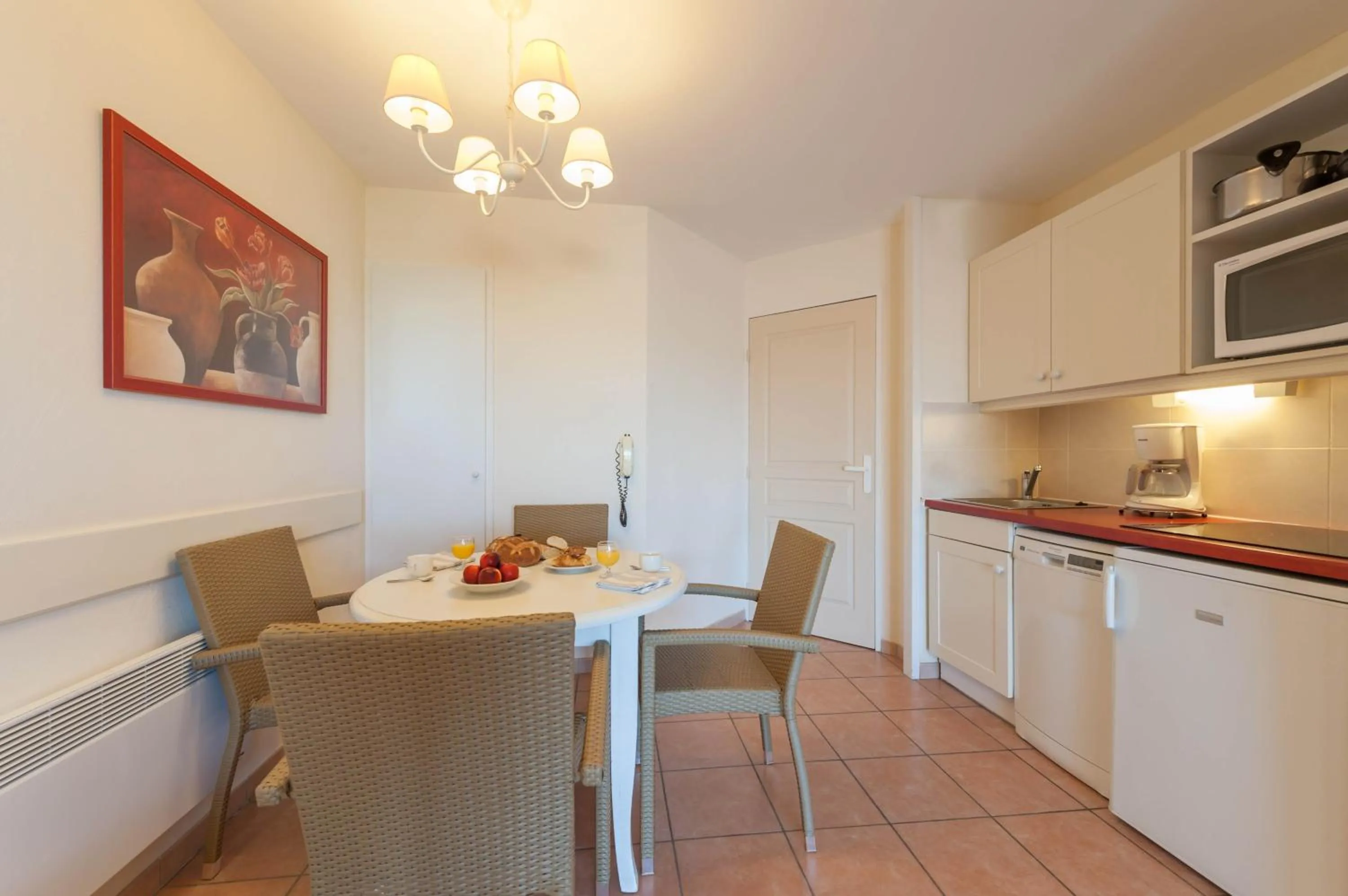 Kitchen or kitchenette in Village Pierre & Vacances Pont Royal en Provence