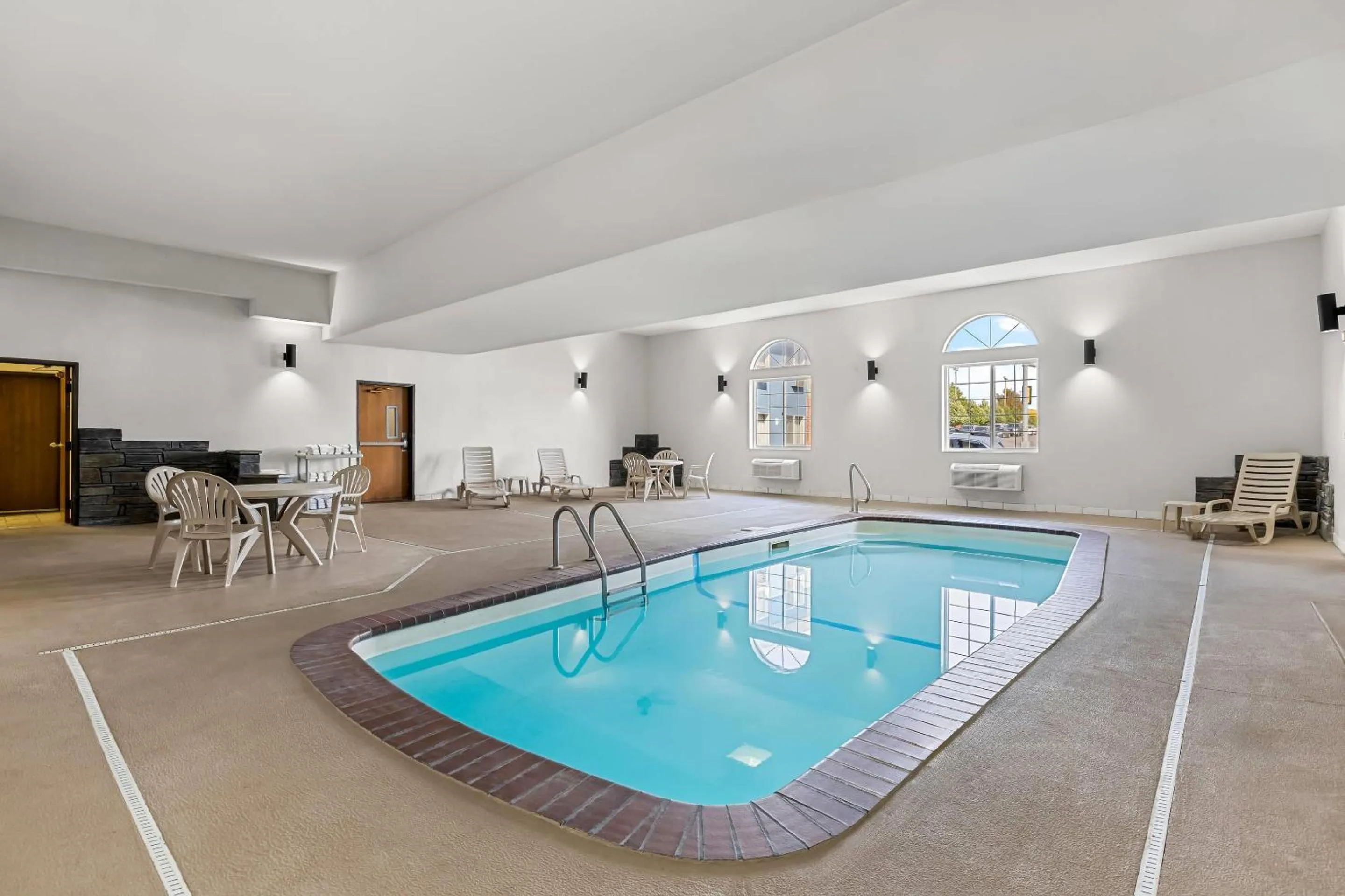 Swimming pool in Rodeway Inn Rapid City North