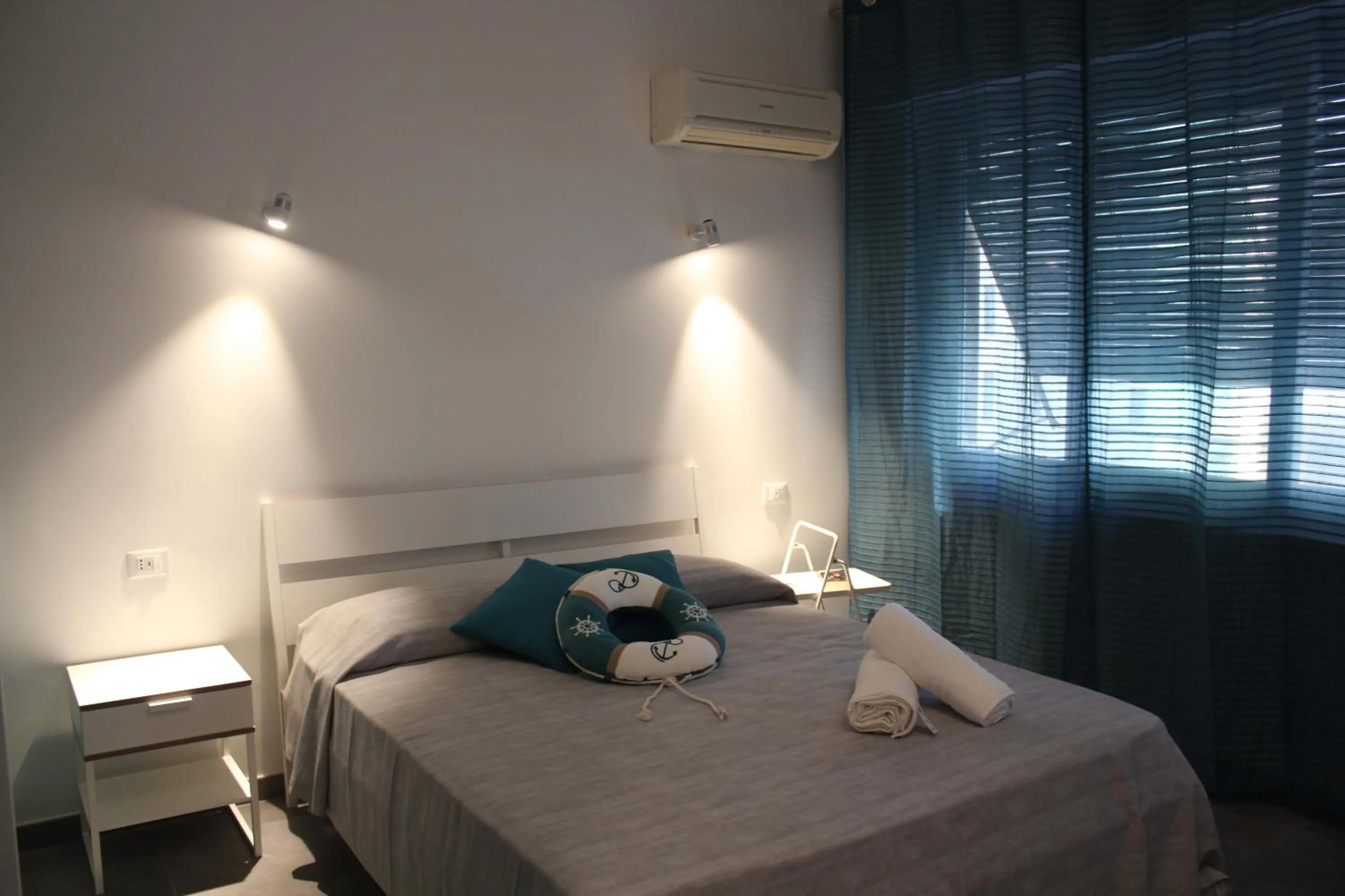 Photo of the whole room, Bed in LA FINESTRA SUL PORTO