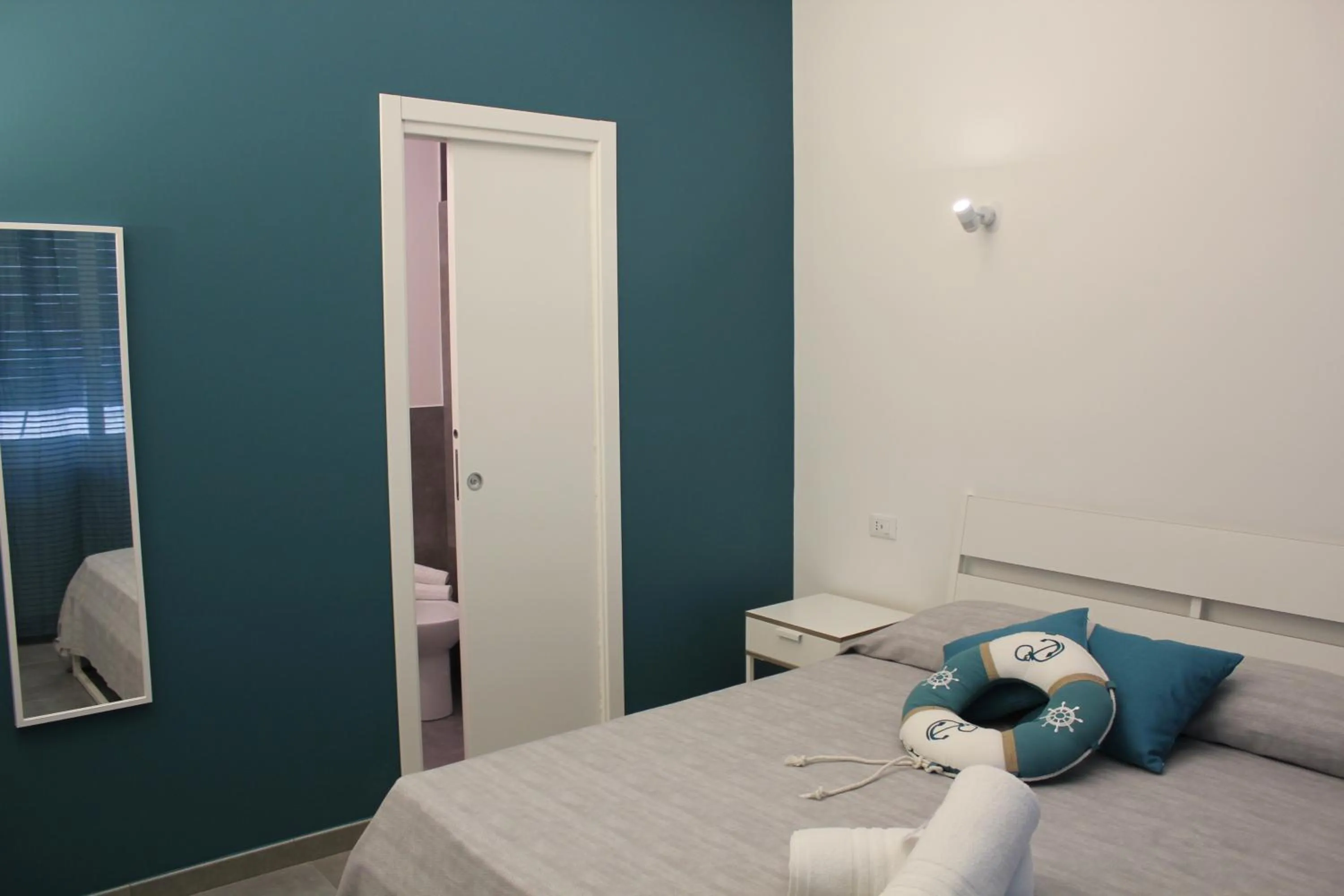 Photo of the whole room, Bed in LA FINESTRA SUL PORTO