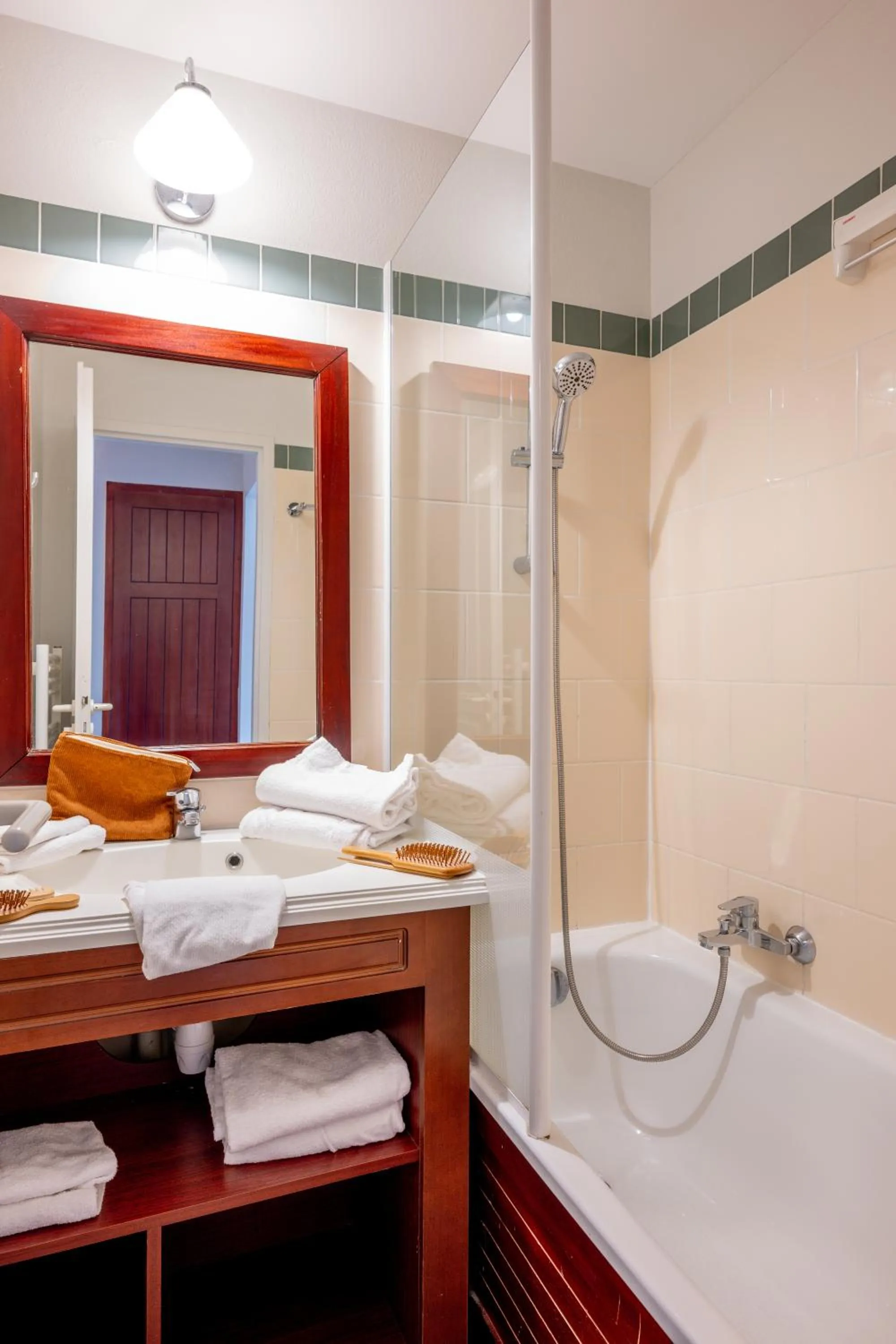 Bathroom, Bed in Résidence Pierre & Vacances Le Domaine de Gascogne