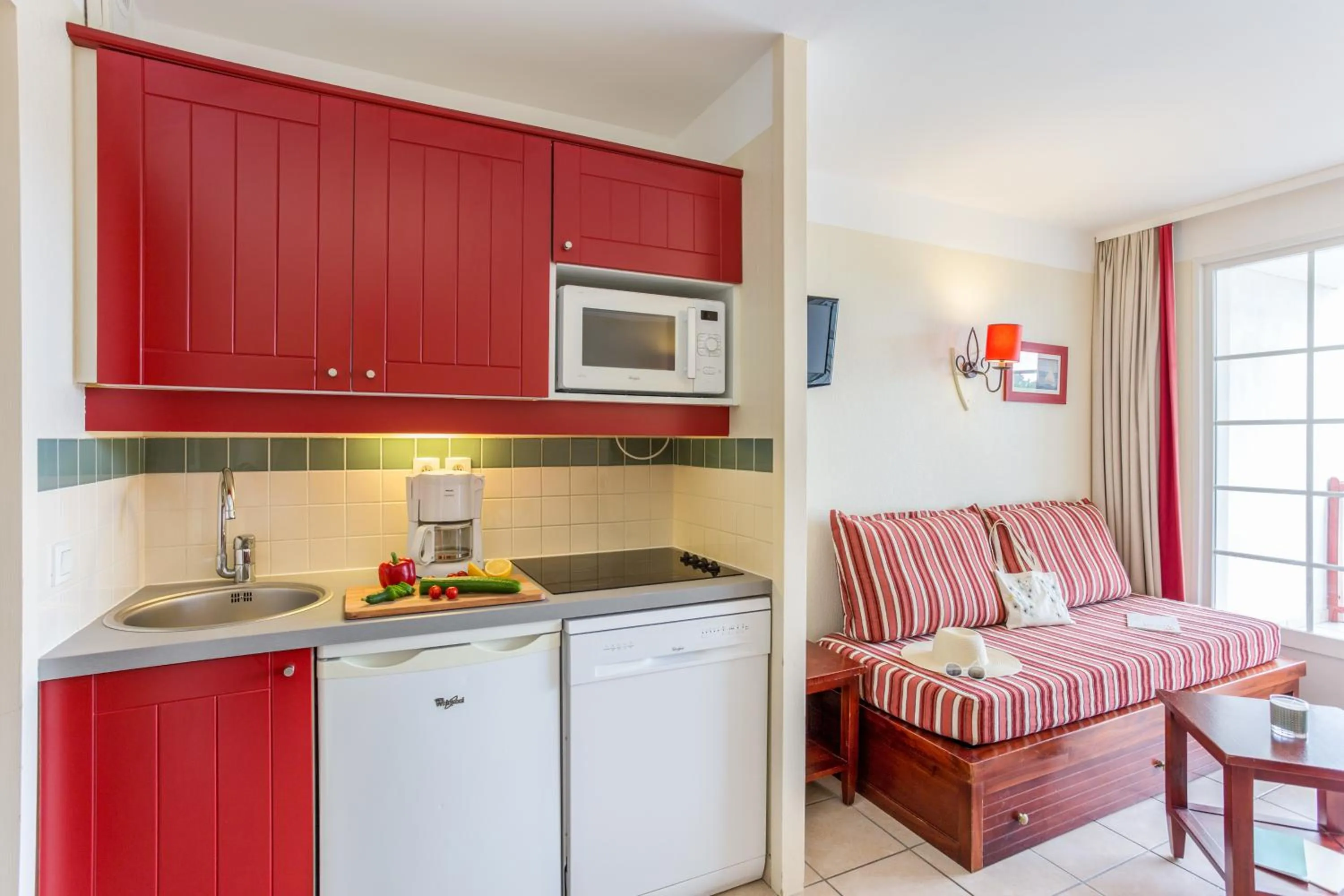 Kitchen or kitchenette in Résidence Pierre & Vacances Le Domaine de Gascogne