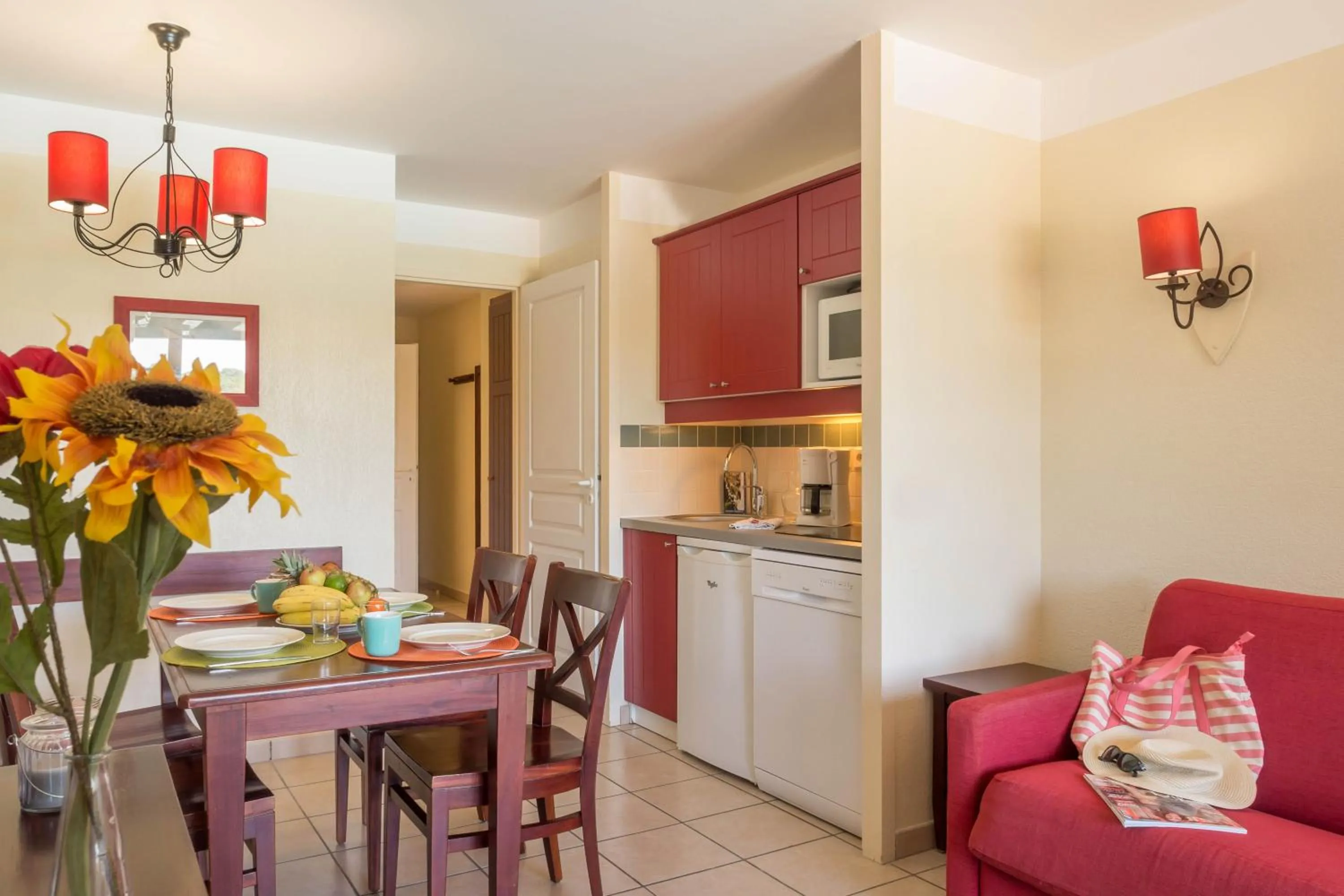 Kitchen or kitchenette in Résidence Pierre & Vacances Le Domaine de Gascogne