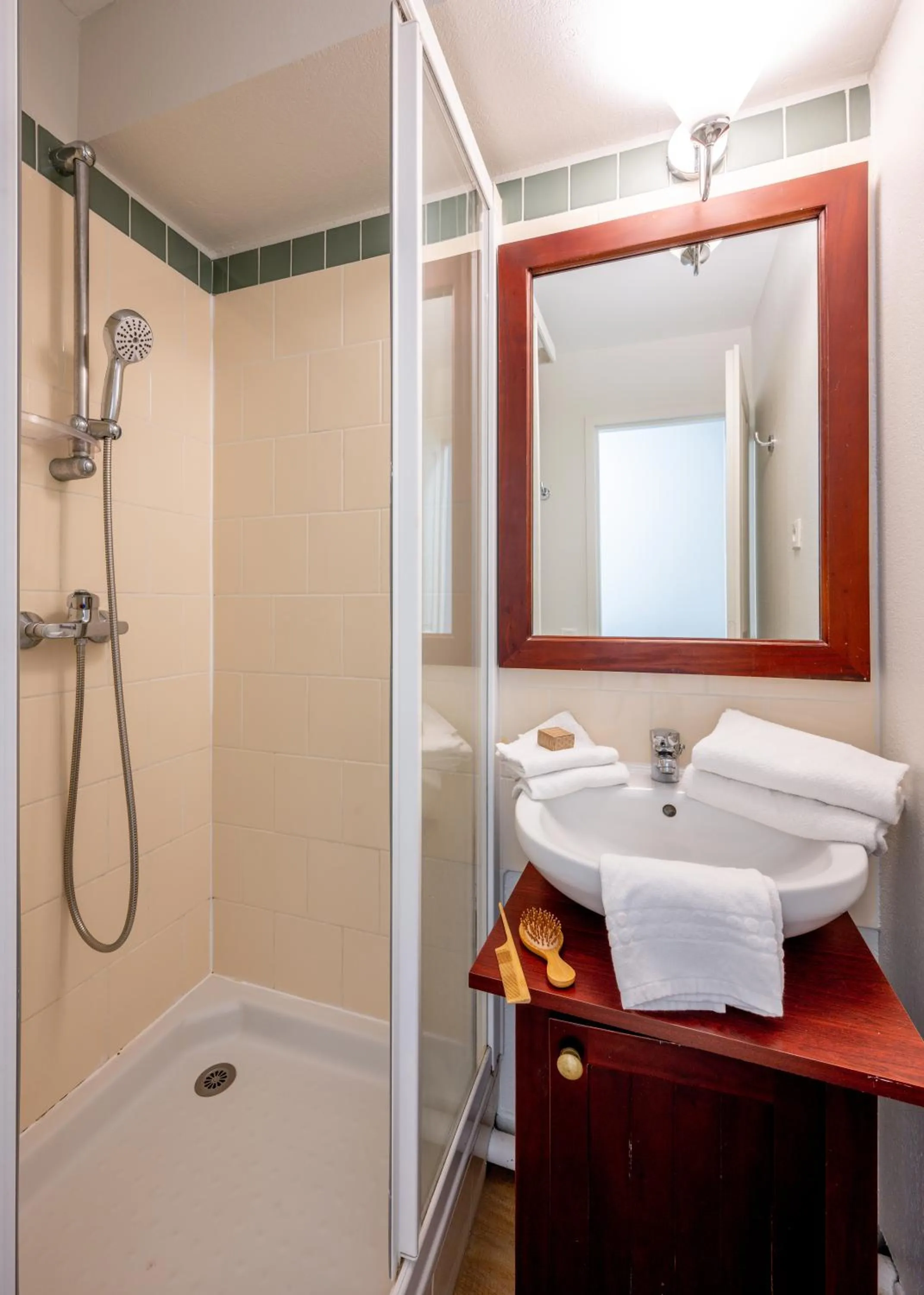 Shower, Bed in Résidence Pierre & Vacances Le Domaine de Gascogne