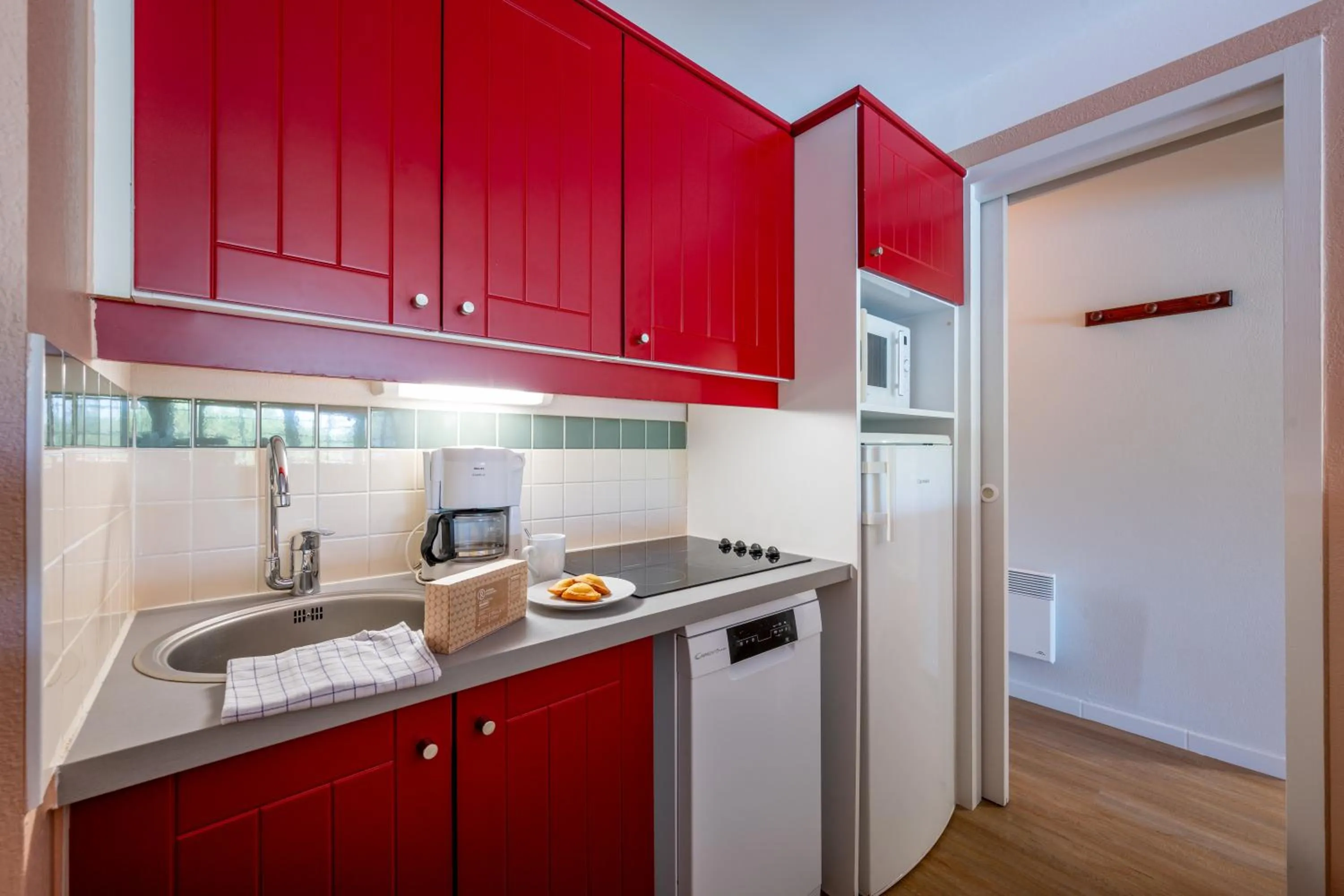 Kitchen or kitchenette in Résidence Pierre & Vacances Le Domaine de Gascogne