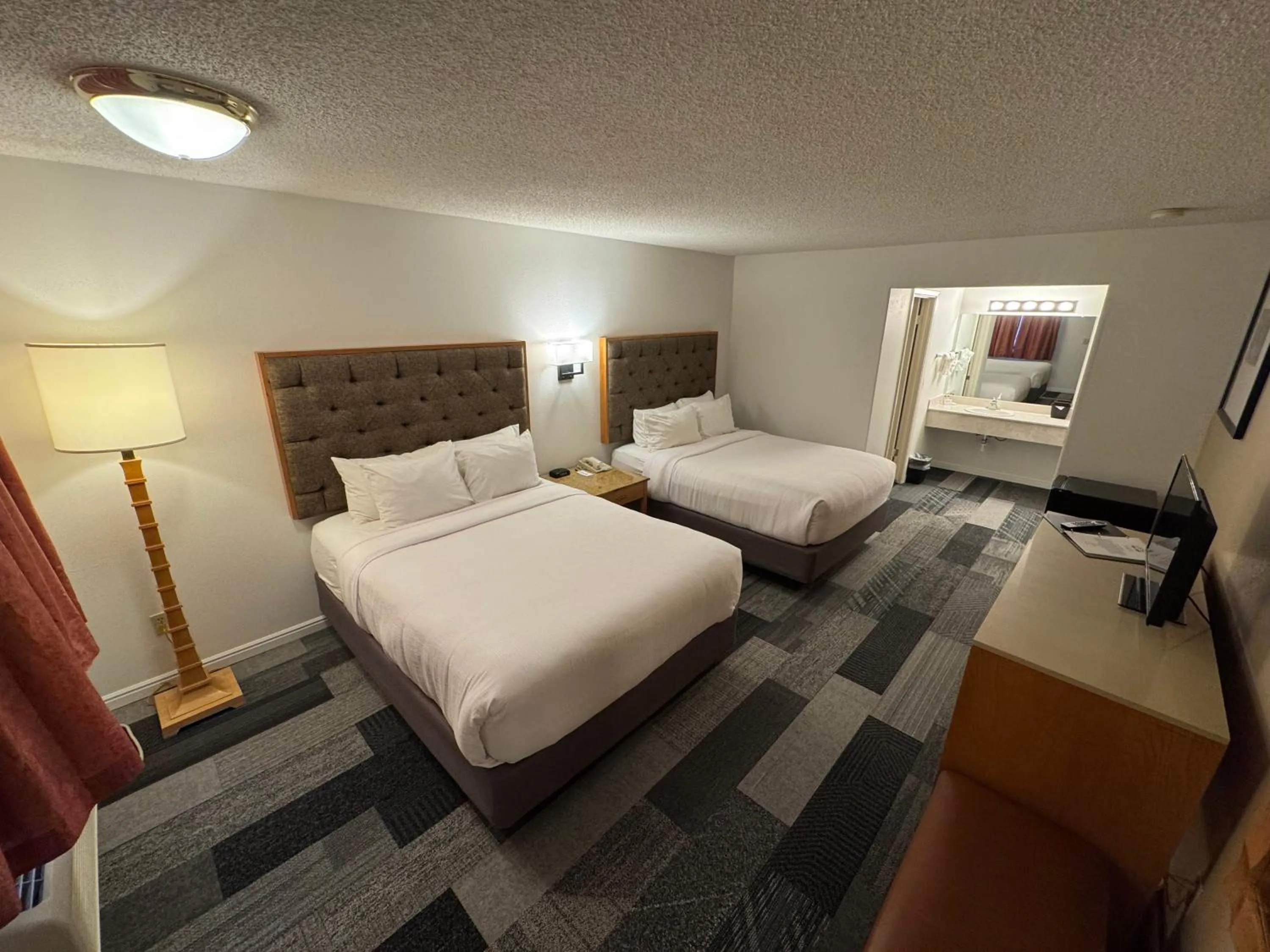 Photo of the whole room, Bed in Abajo Lodge