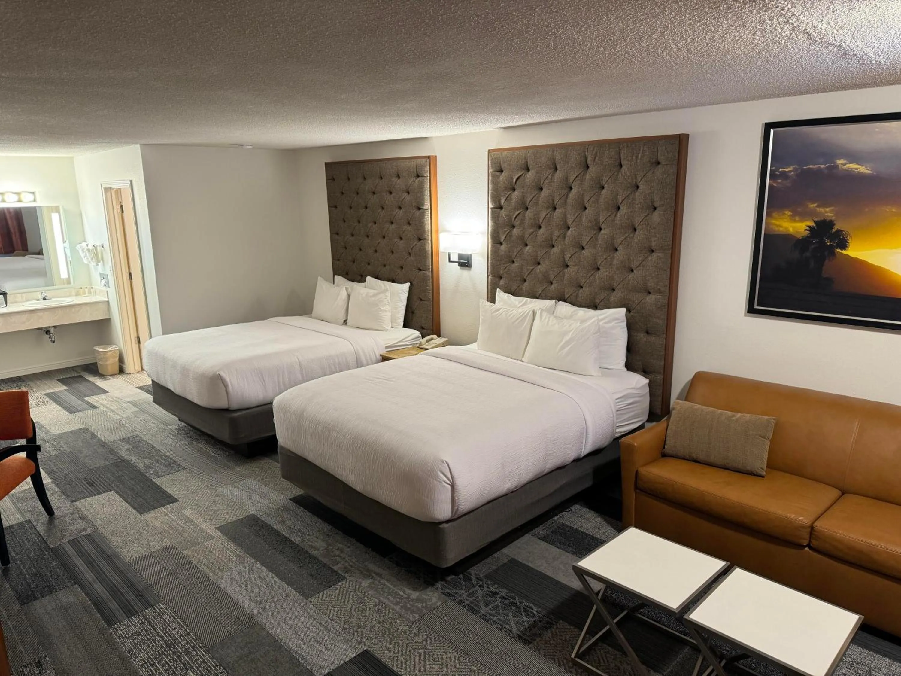 Photo of the whole room, Bed in Abajo Lodge