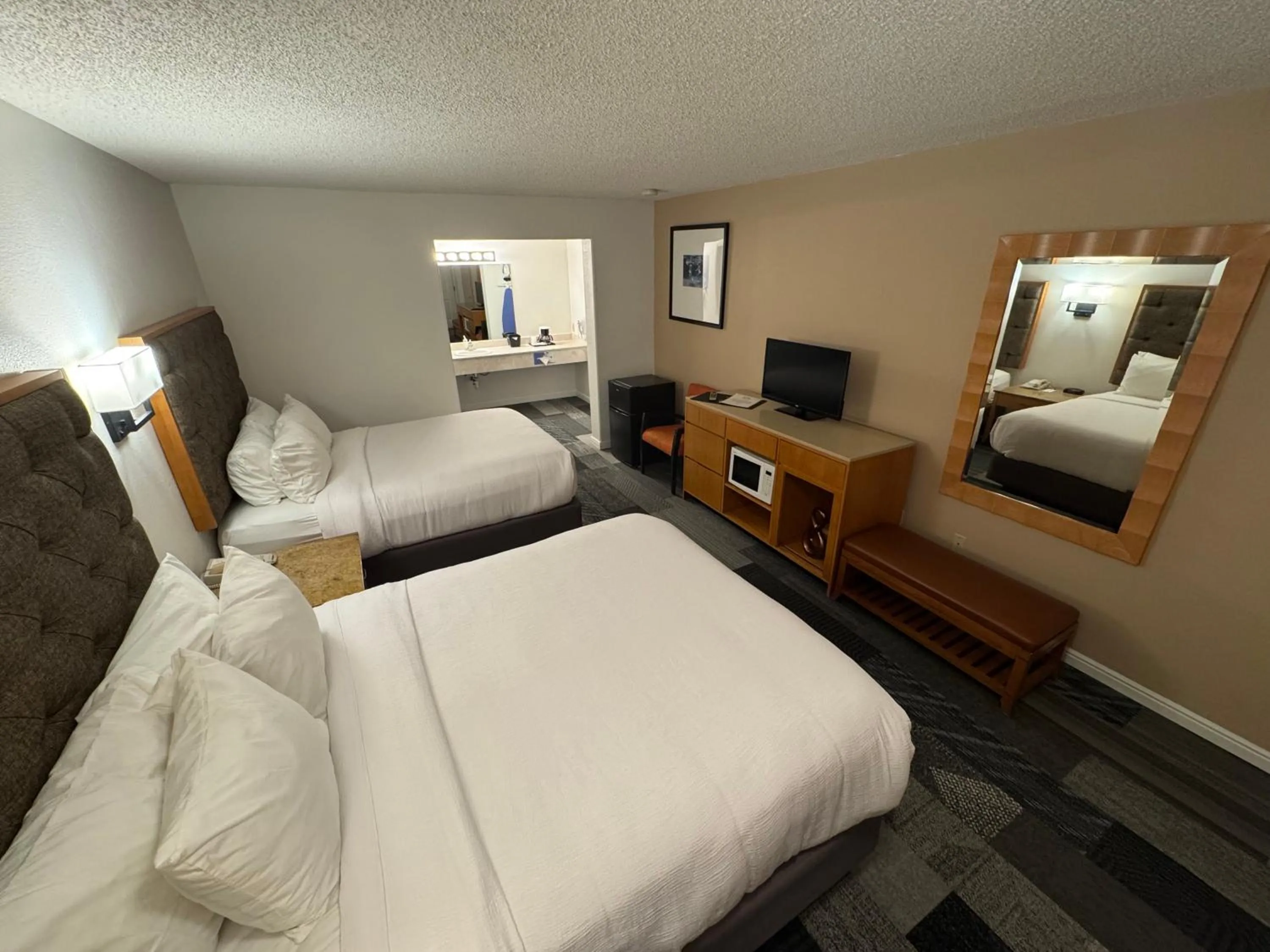 Photo of the whole room, Bed in Abajo Lodge