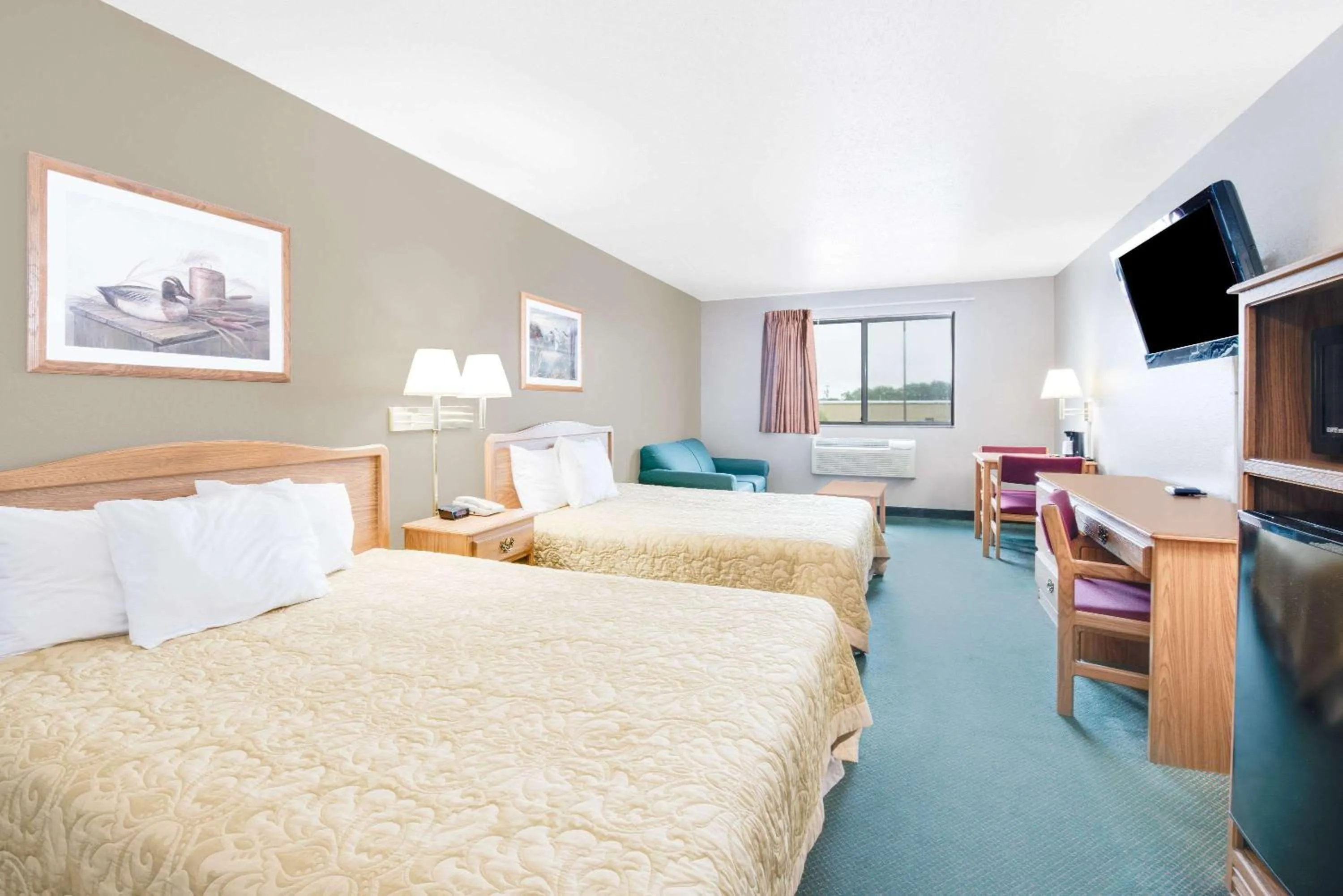 Queen Room with Two Queen Beds - Non-Smoking in Super 8 by Wyndham Sisseton