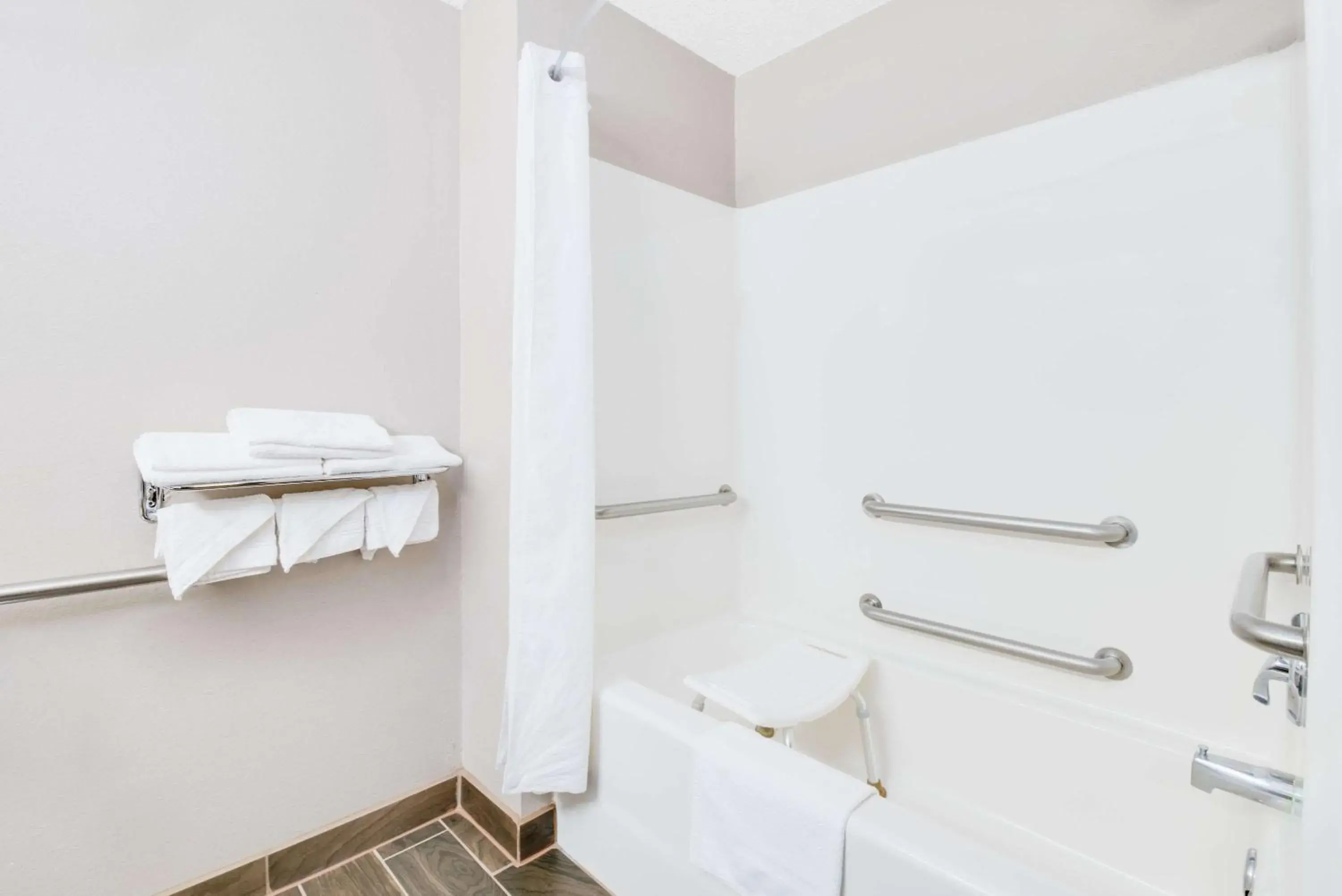 King Room - Disability Access - Non-Smoking in Super 8 by Wyndham Sisseton King Room - Disability Access - Non-Smoking in Super 8 by Wyndham Sisseton