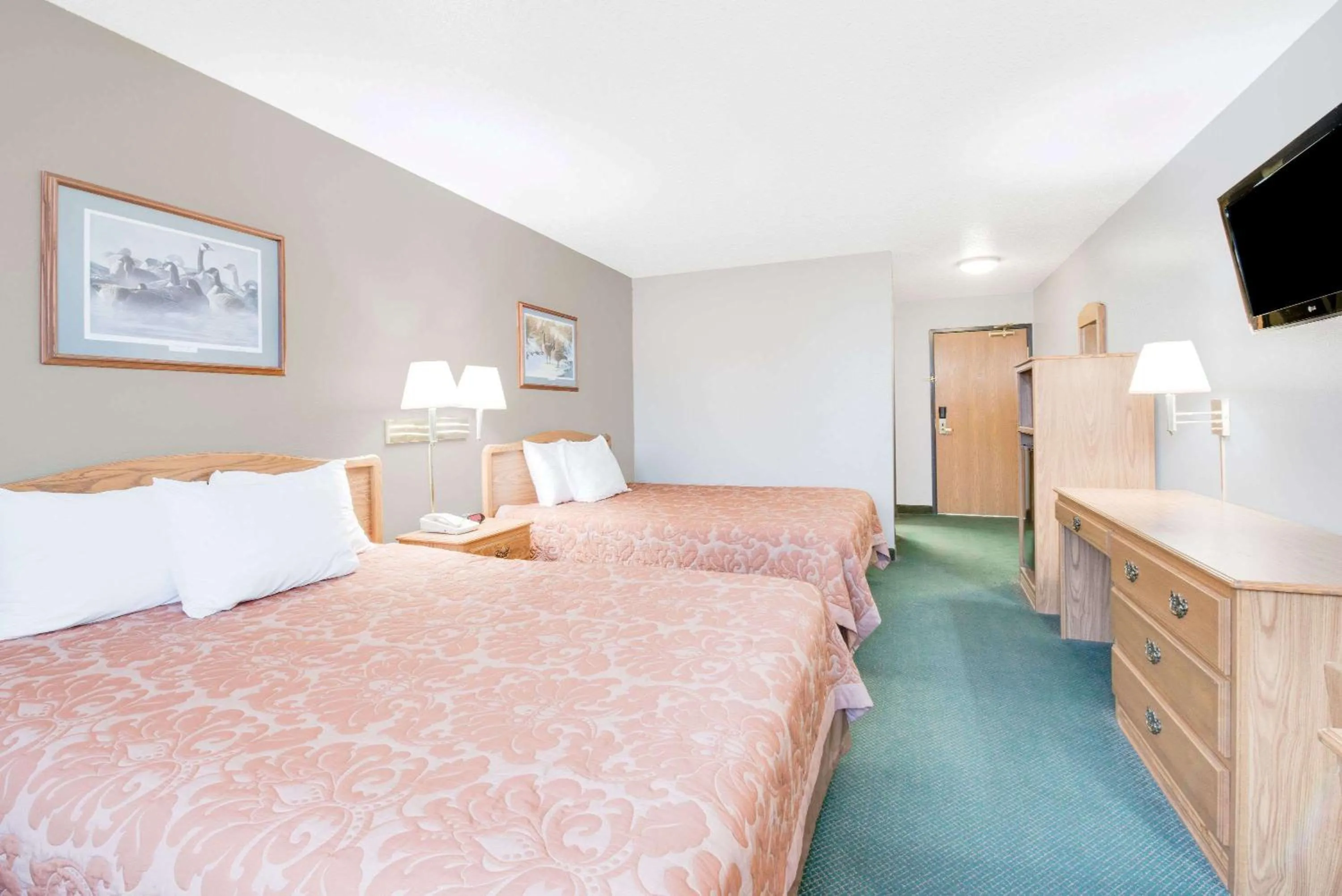 Deluxe Queen Room with Two Queen Beds - Non-Smoking in Super 8 by Wyndham Sisseton