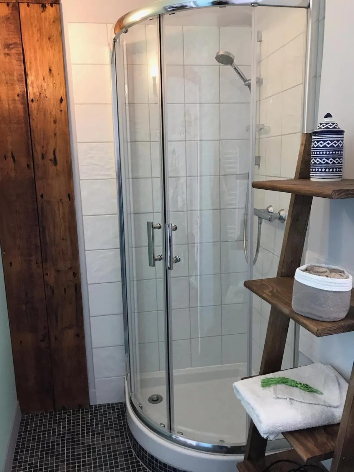 Shower in AUX ROSIERS