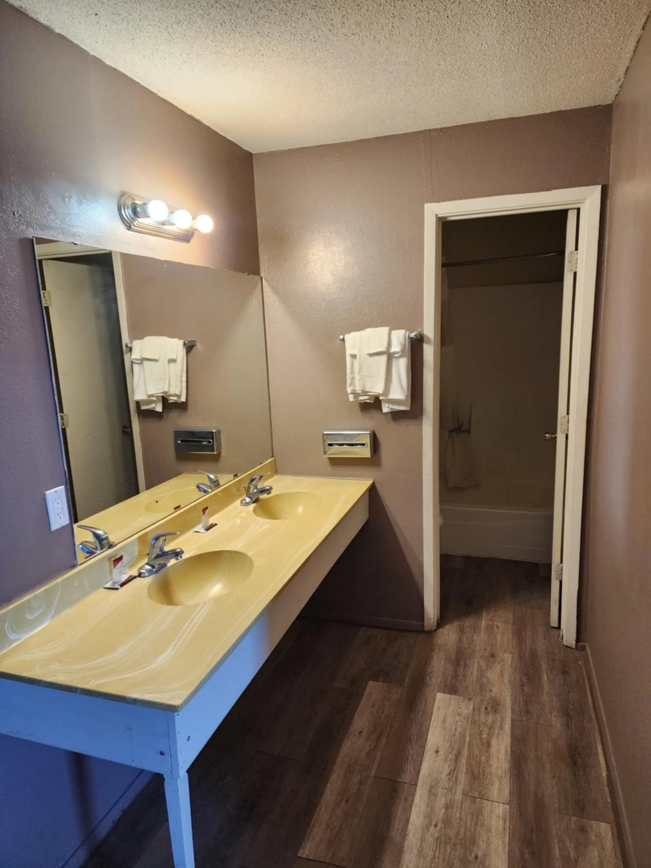 Bathroom in Satellite Inn