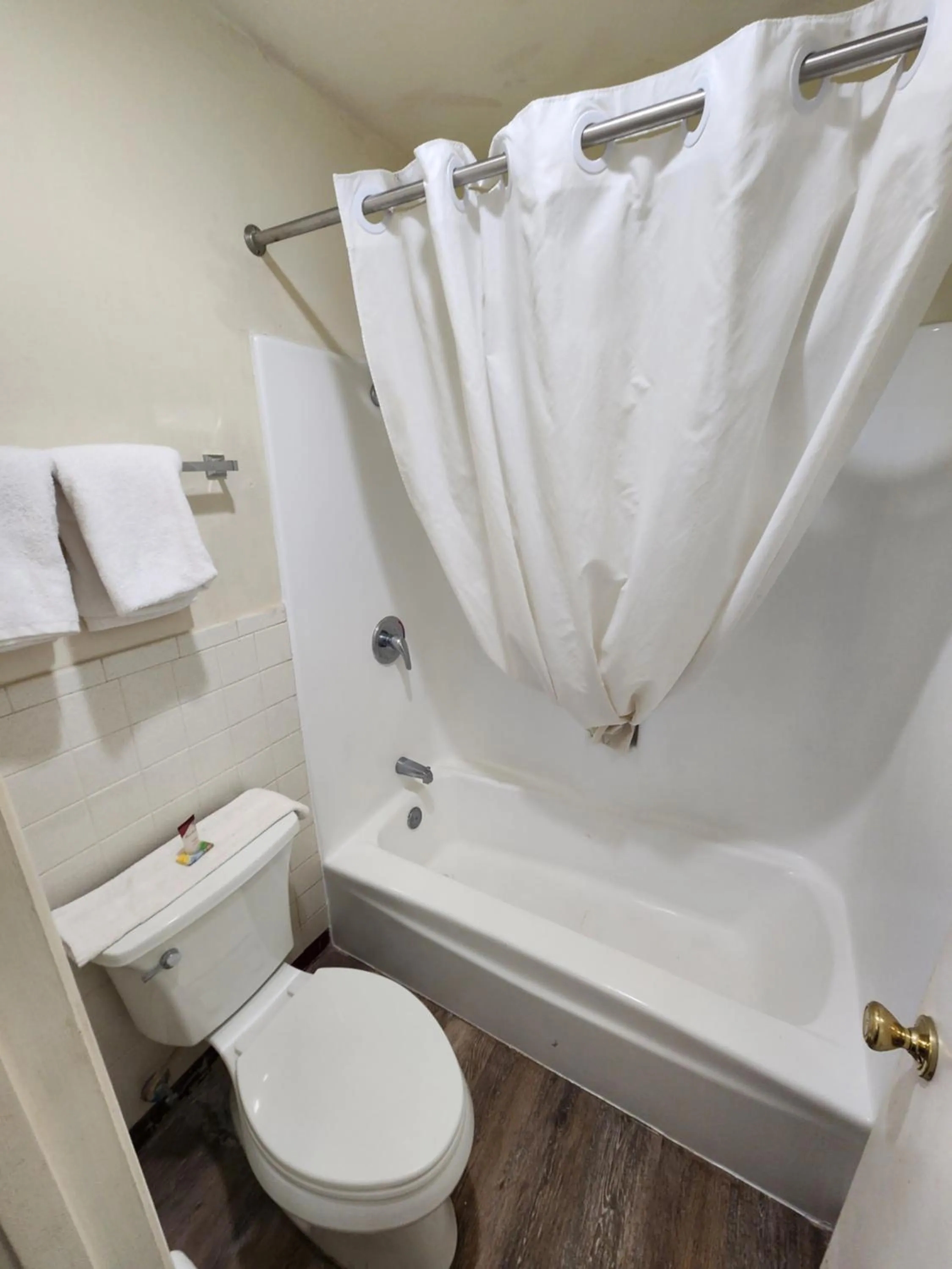 Bathroom in Satellite Inn