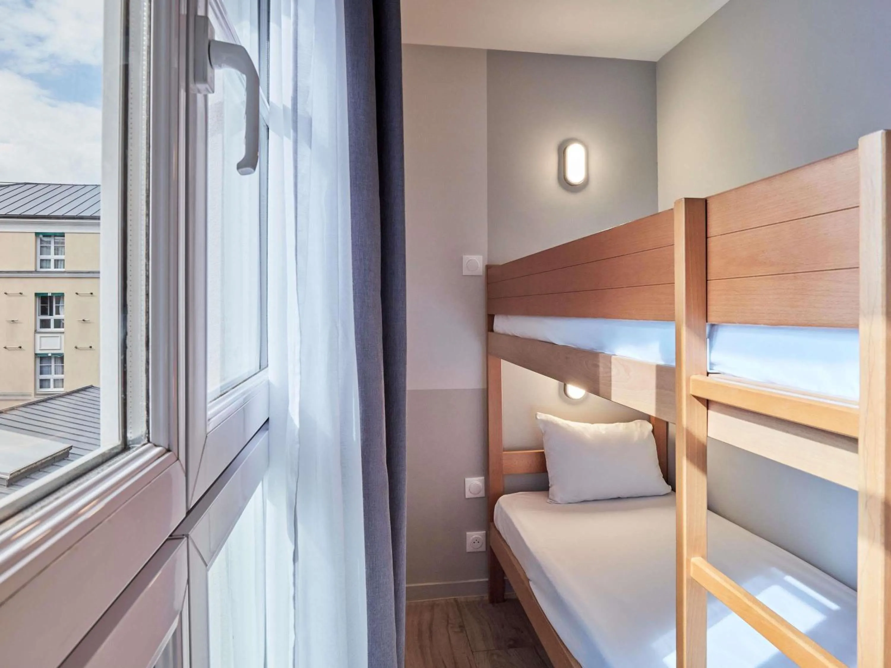 Bedroom, Bed in Aparthotel Adagio Val d'Europe près de Disneyland Paris