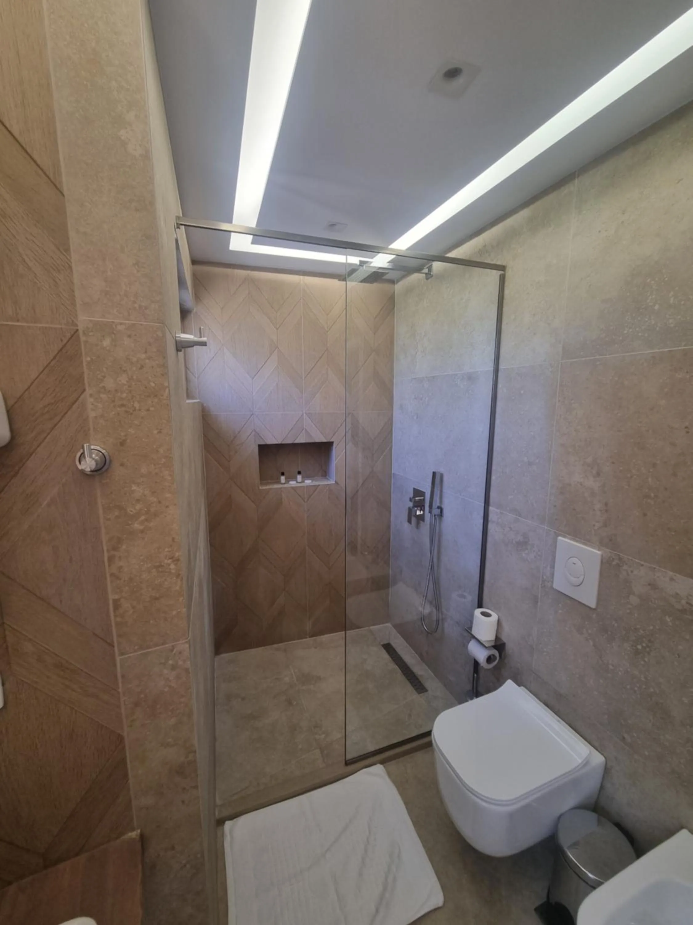 Shower in HOTEL VILA TWIX