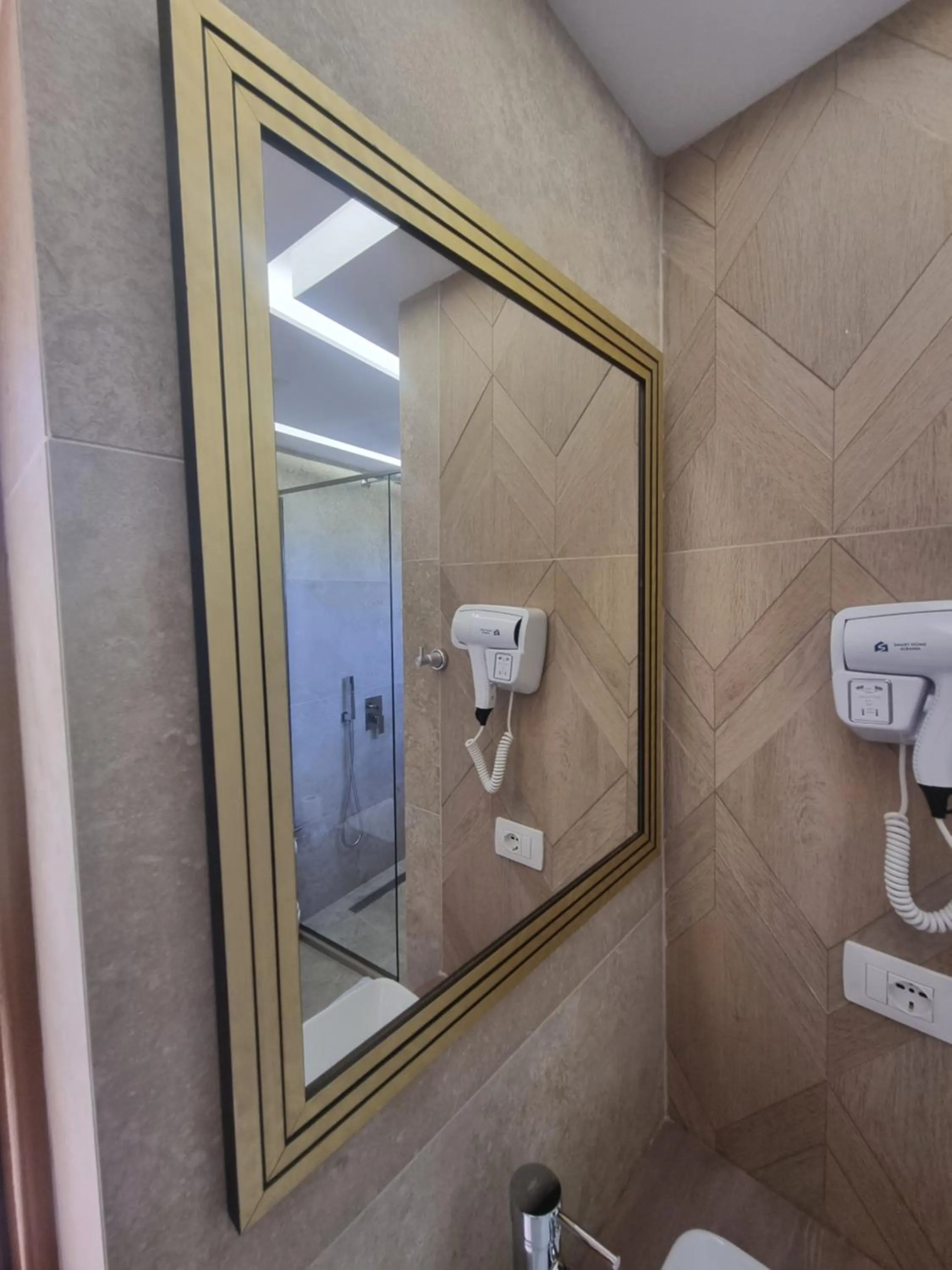 Shower in HOTEL VILA TWIX