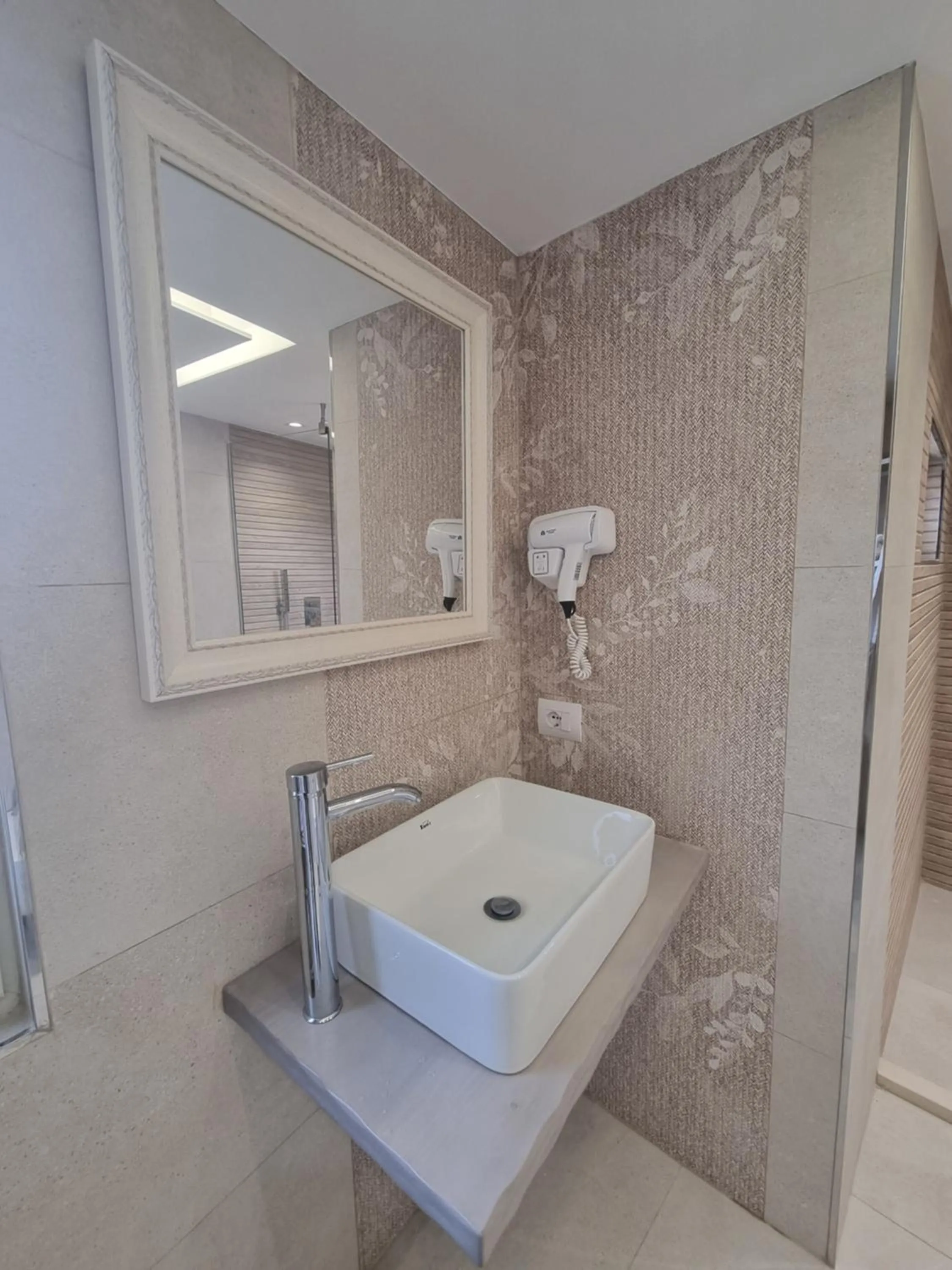 Shower in HOTEL VILA TWIX