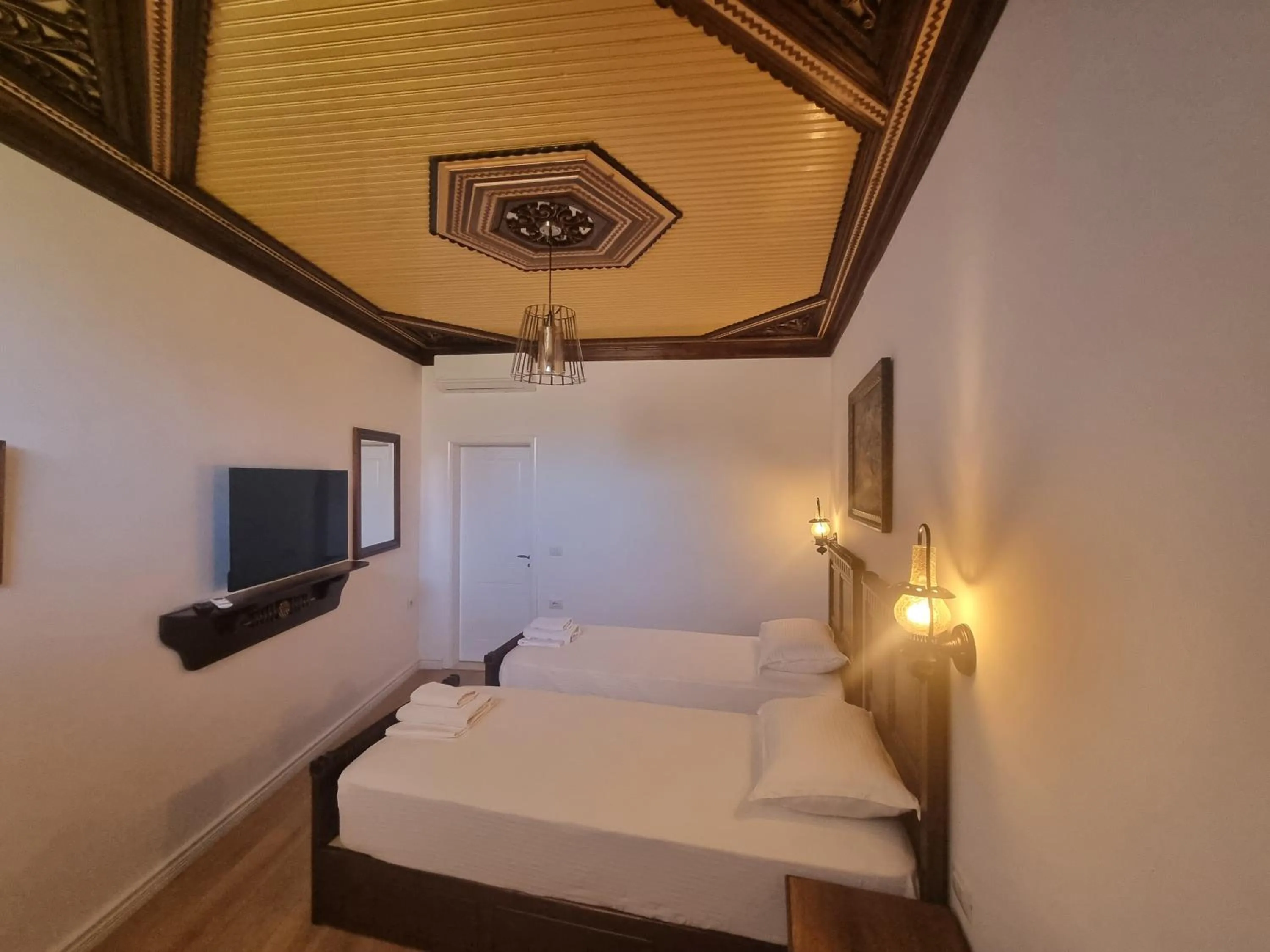 Communal lounge/ TV room, Bed in HOTEL VILA TWIX