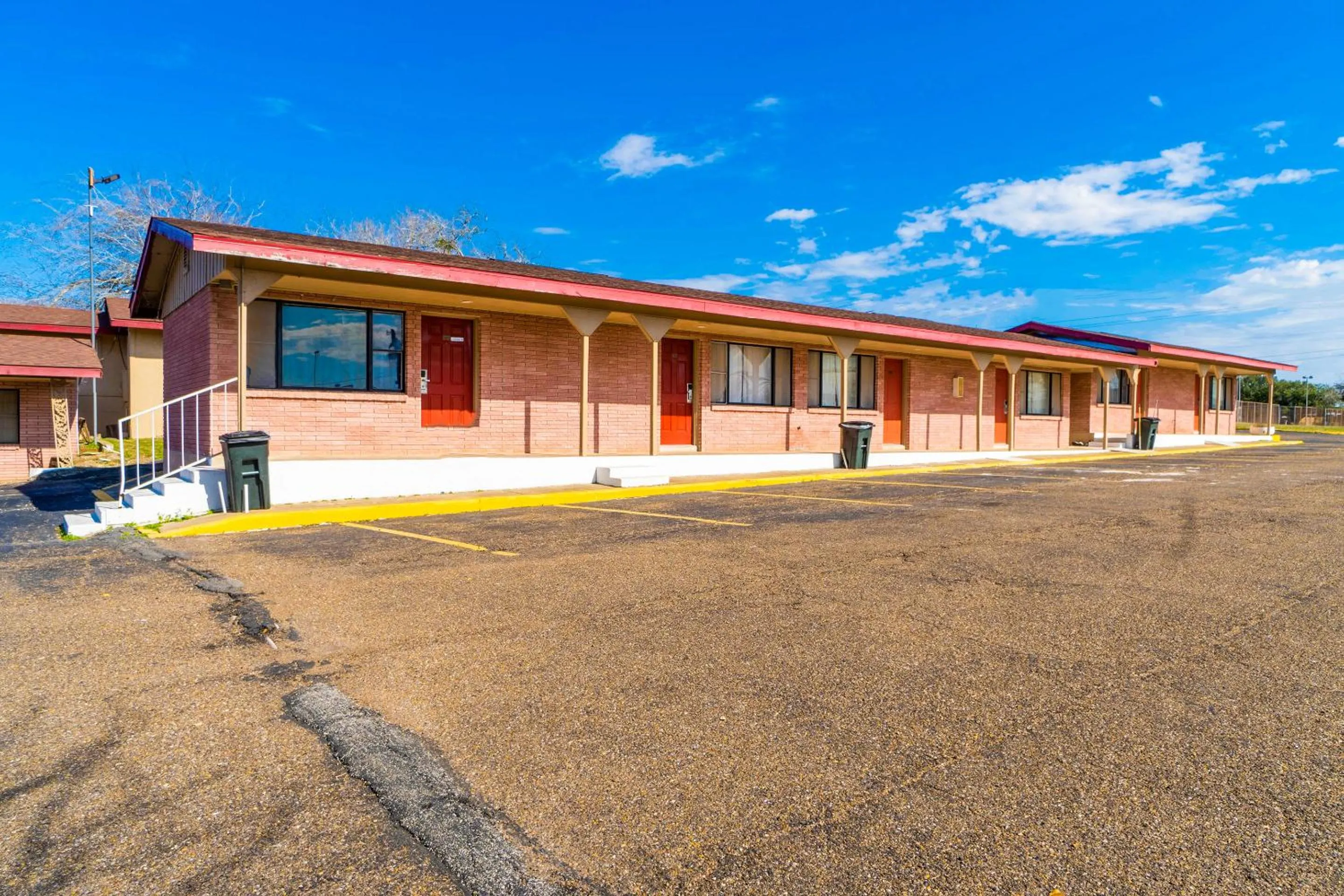 Property building in Capital O Hotel Beeville -US 181