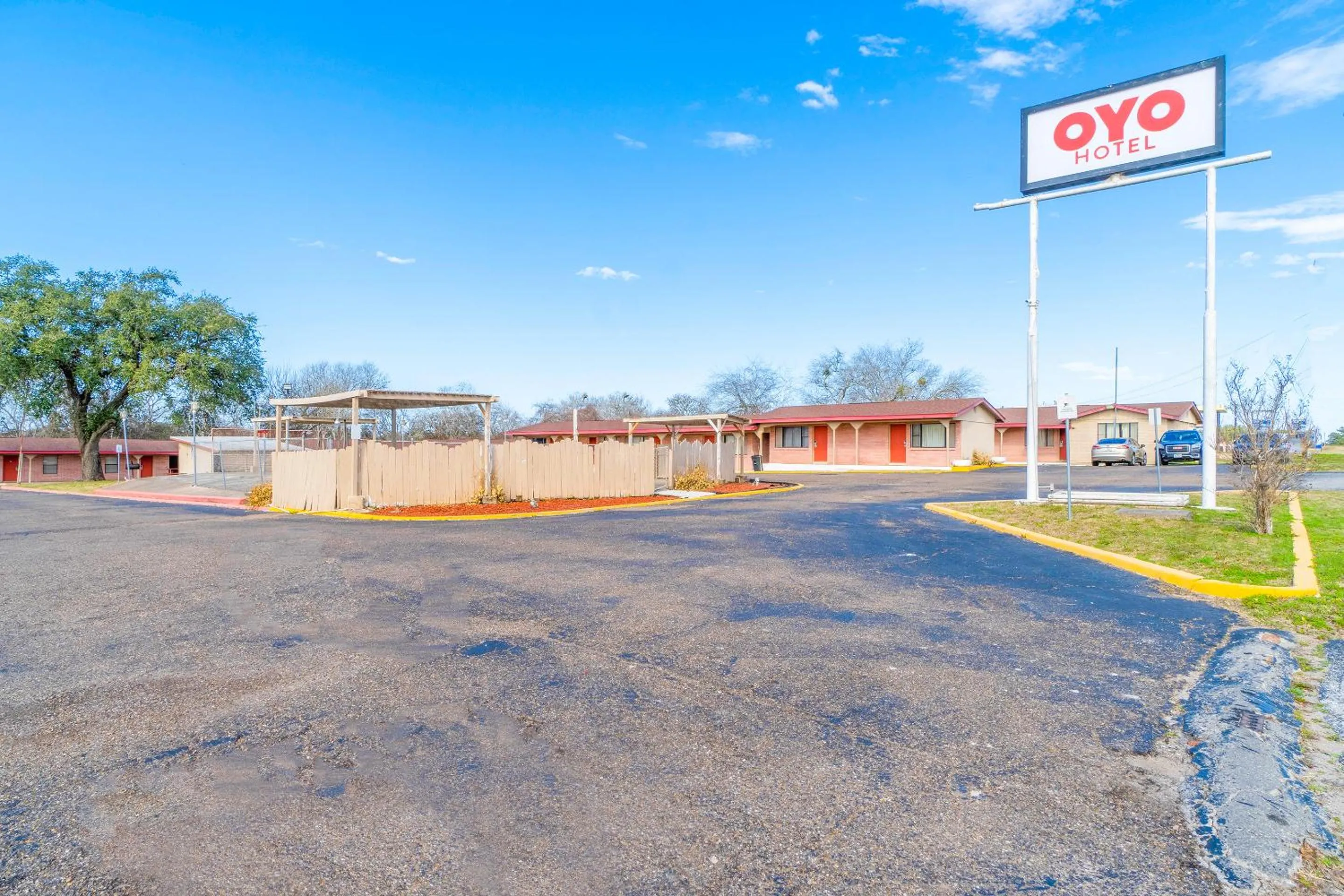 Facade/entrance in Capital O Hotel Beeville -US 181