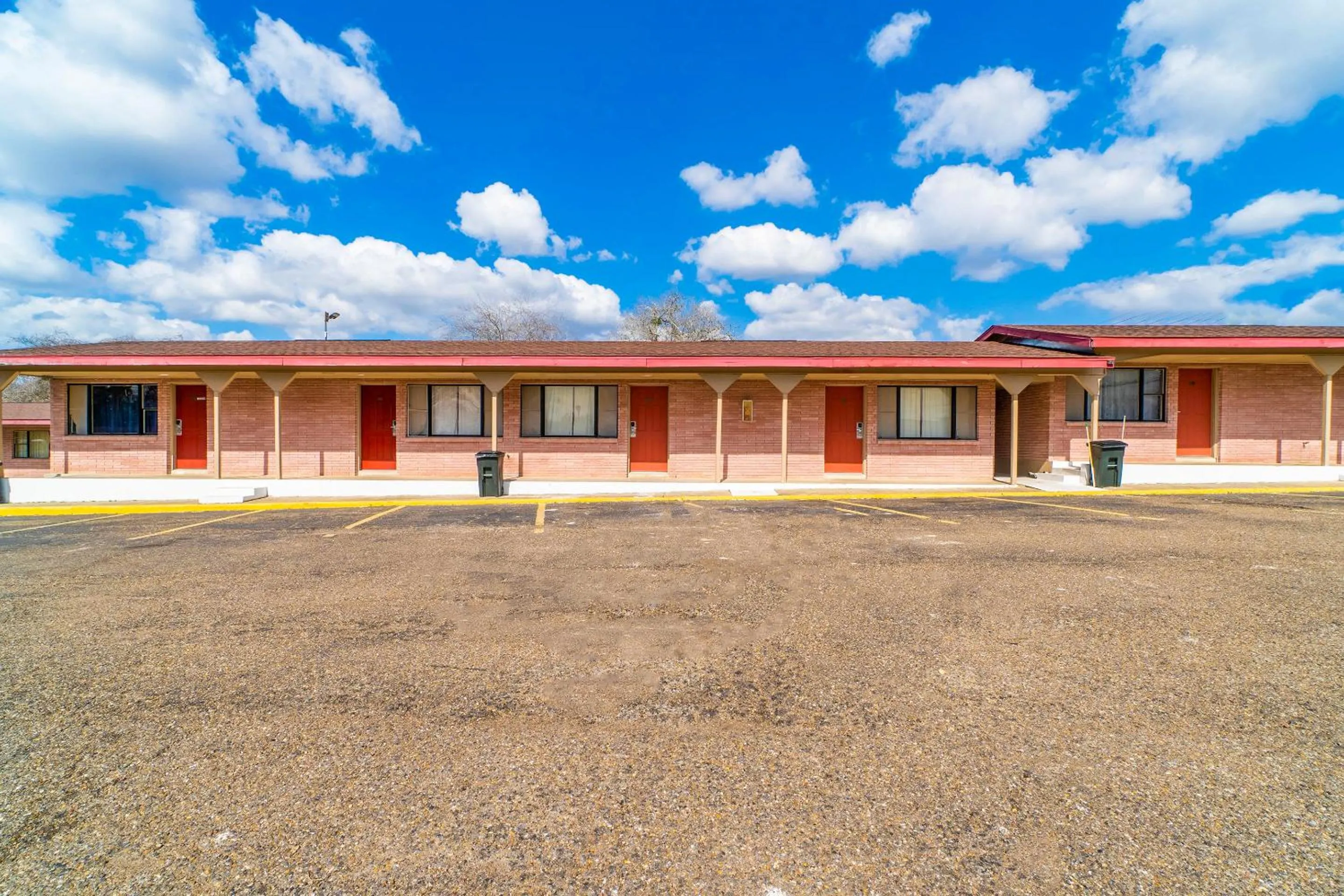 Property building in Capital O Hotel Beeville -US 181