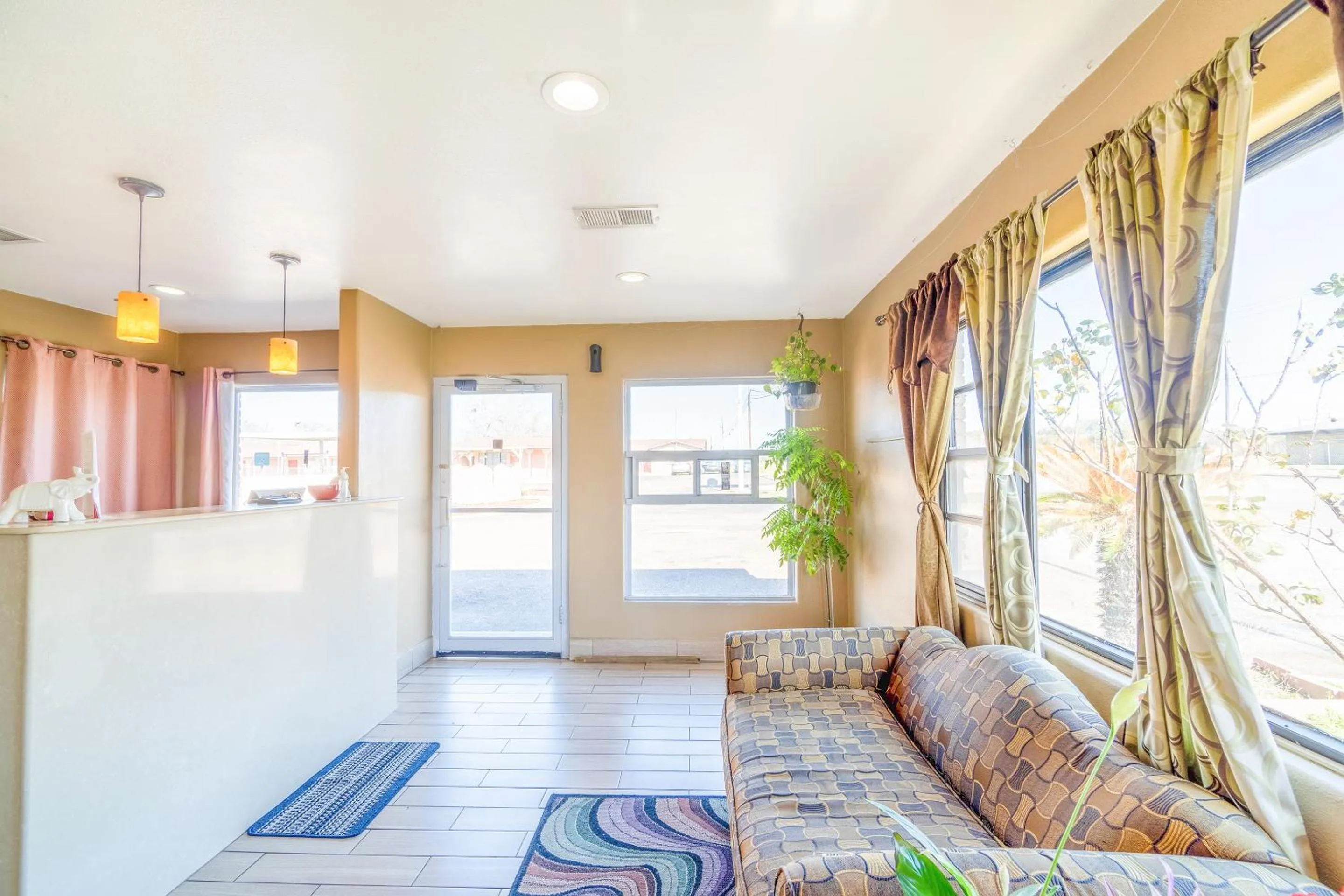 Seating area in Capital O Hotel Beeville -US 181