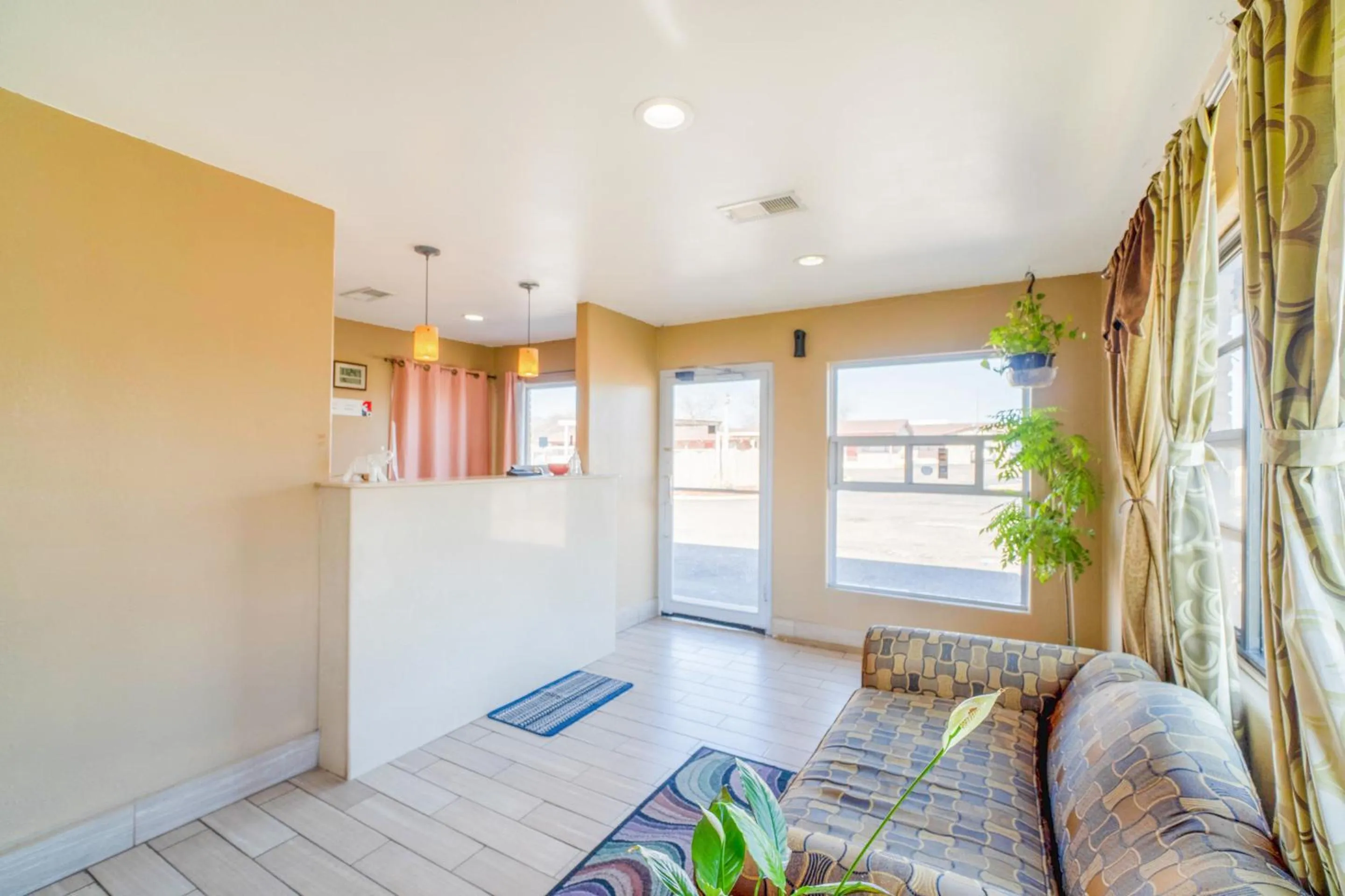 Seating area in Capital O Hotel Beeville -US 181