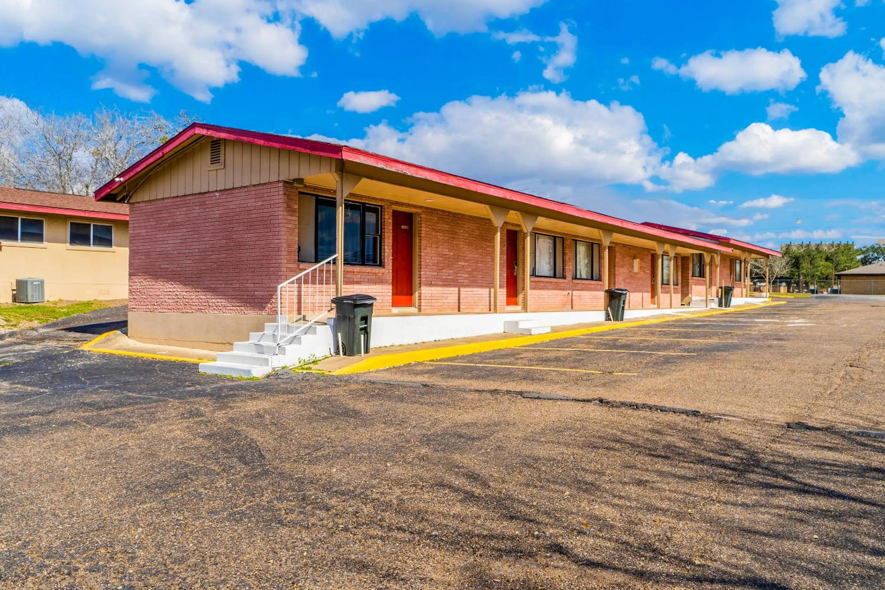 Property building in Capital O Hotel Beeville -US 181