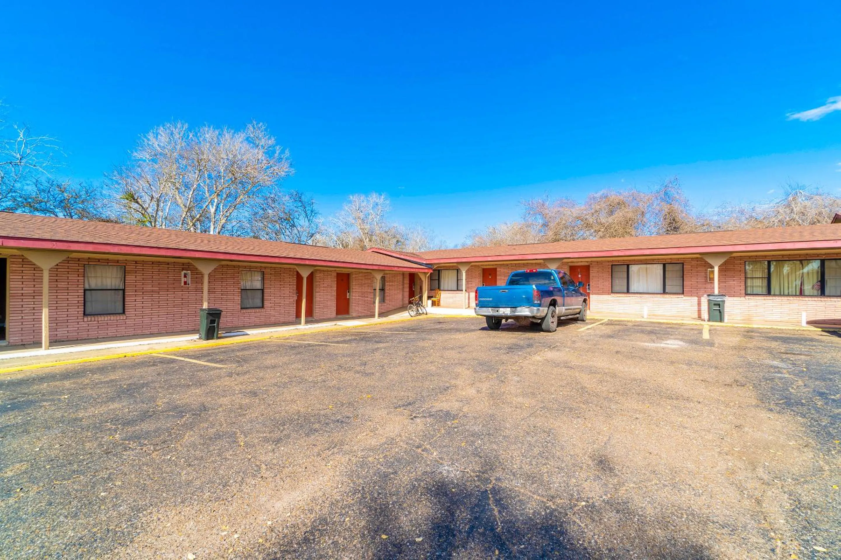 Parking in Capital O Hotel Beeville -US 181