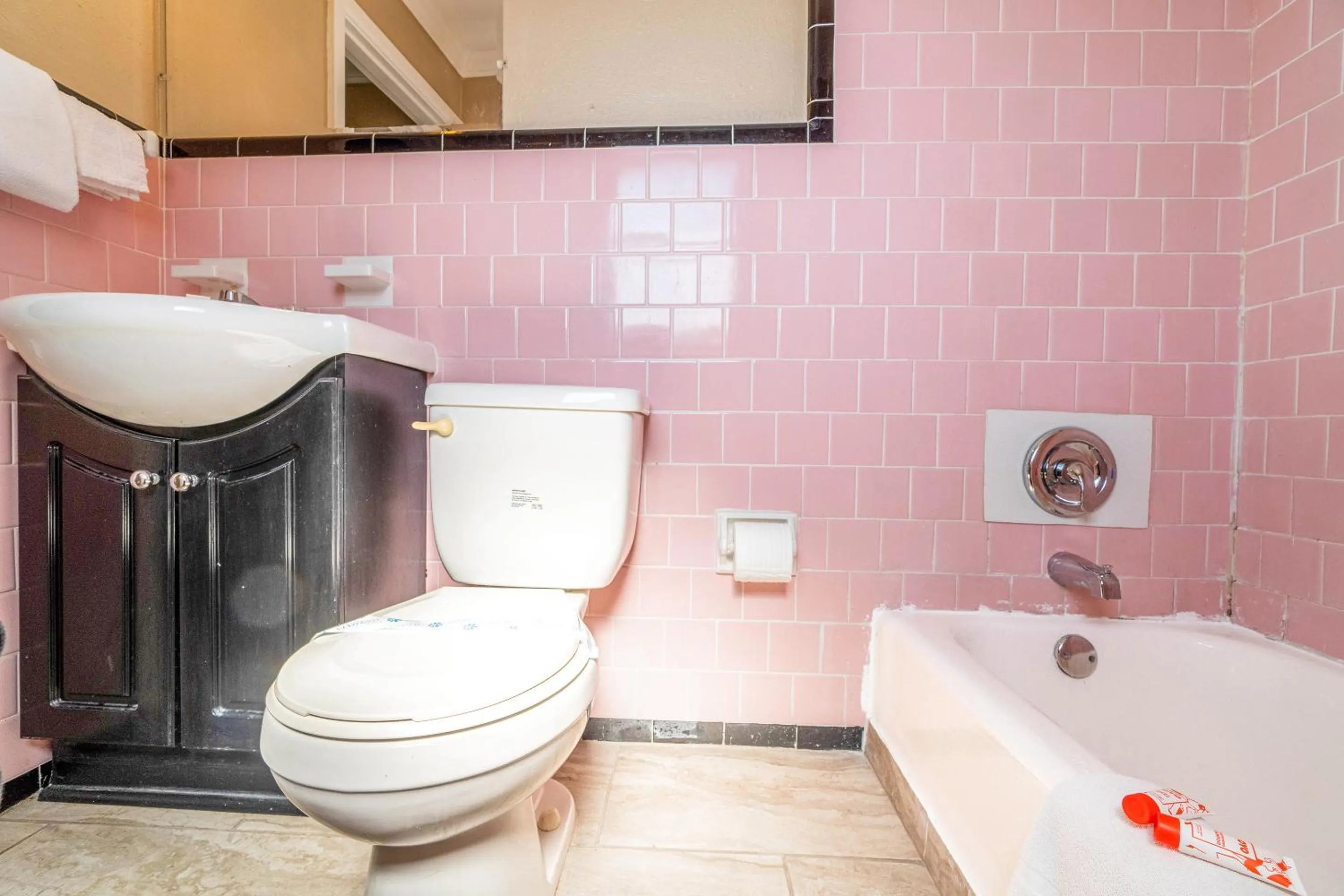 Bathroom in Capital O Hotel Beeville -US 181