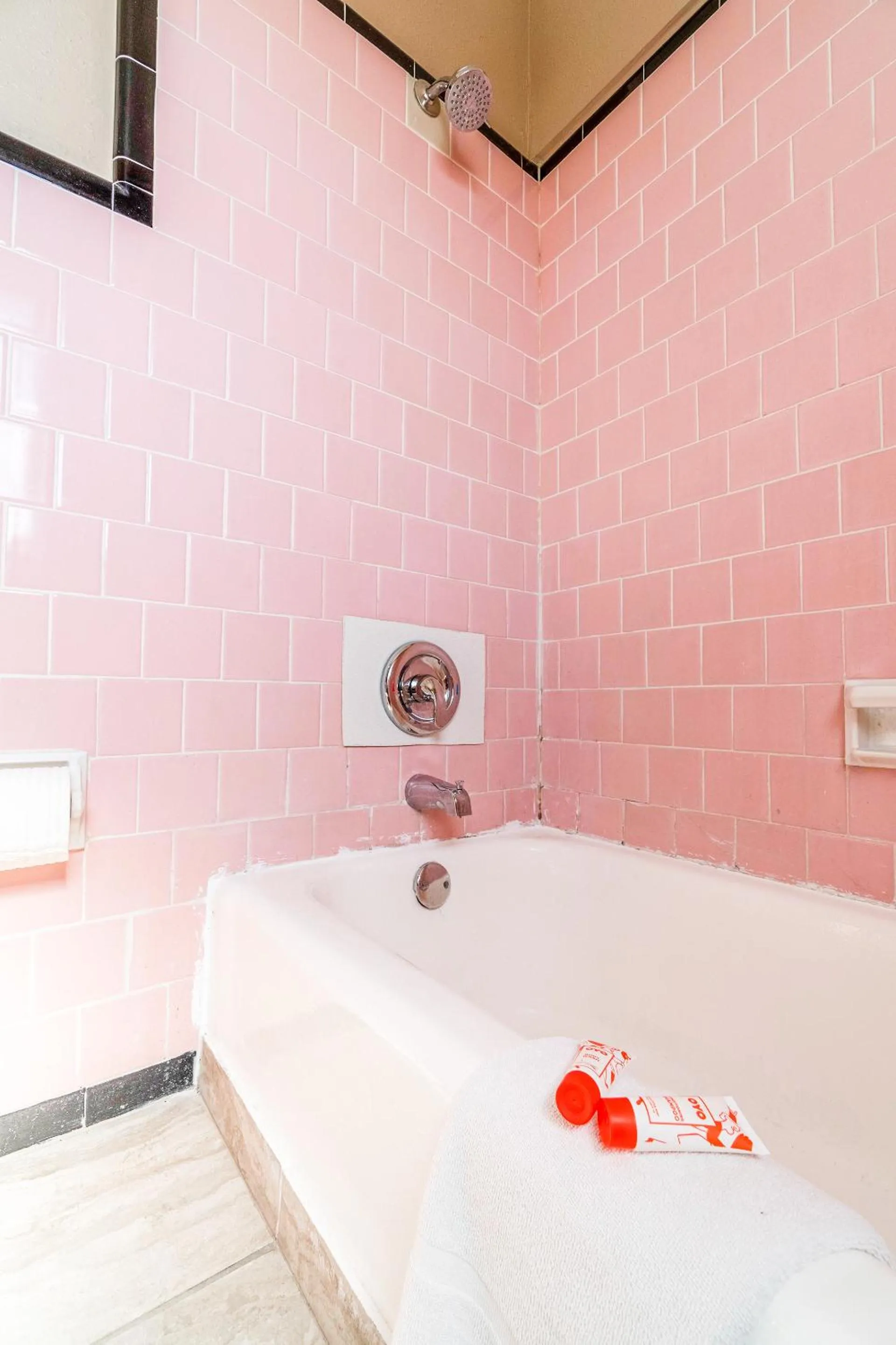 Bath in Capital O Hotel Beeville -US 181