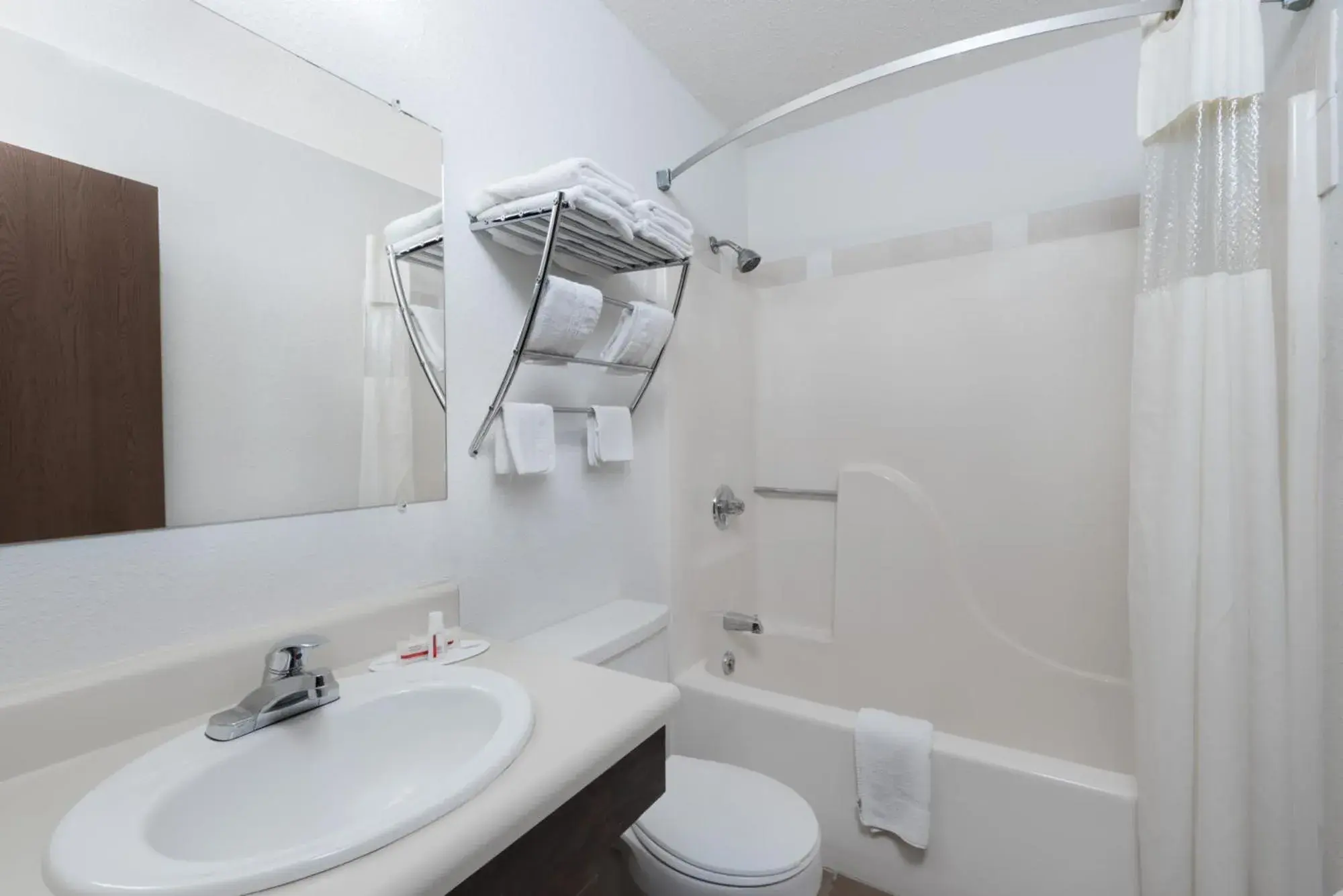 Superior Queen Studio with Three Queen Beds - Non-Smoking in Super 8 by Wyndham Winner SD Superior Queen Studio with Three Queen Beds - Non-Smoking in Super 8 by Wyndham Winner SD