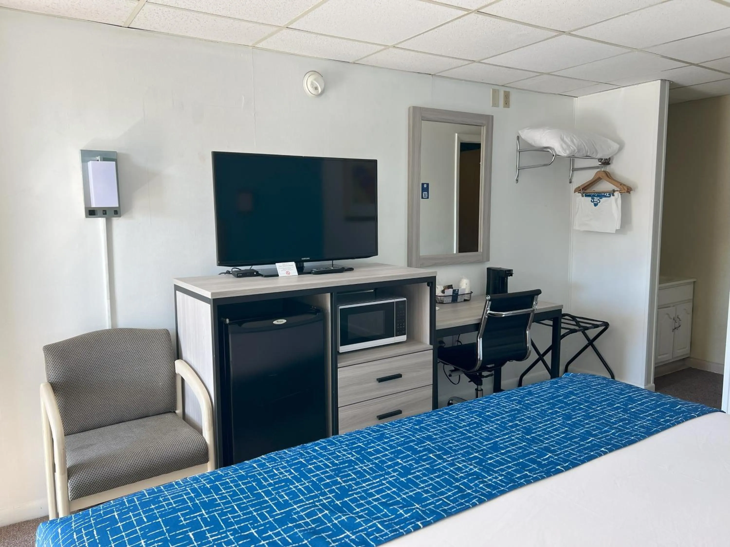 furniture, Bed in Travelodge by Wyndham Hershey