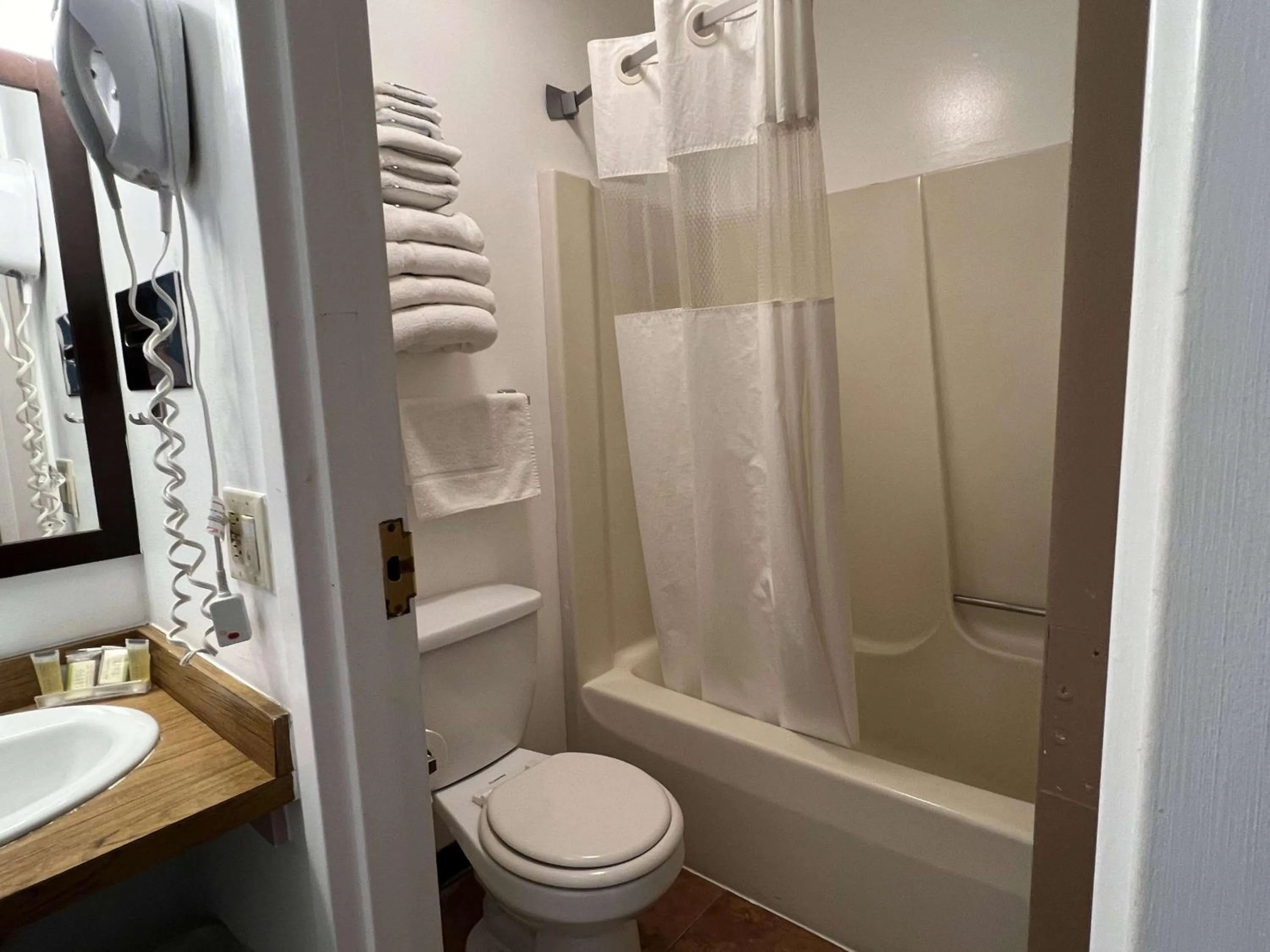 TV and multimedia in Travelodge by Wyndham Hershey