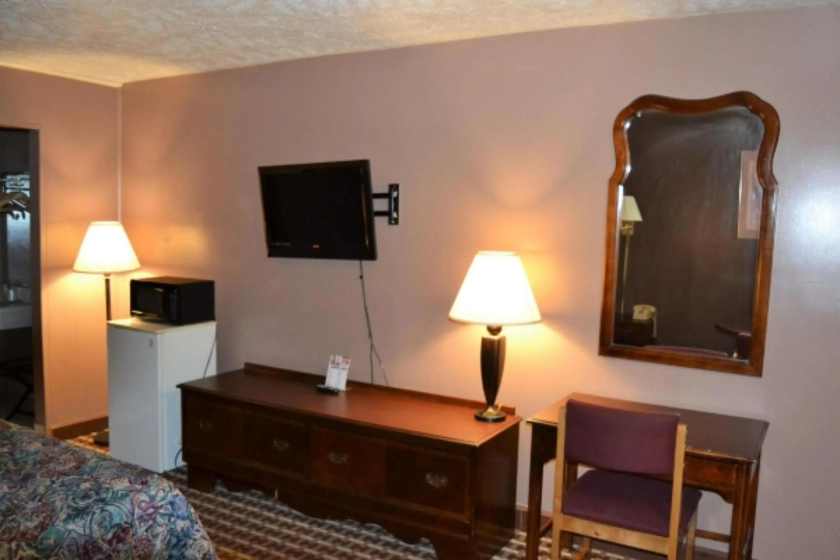 TV and multimedia in Capital O Fincastle Motor Inn Tazewell