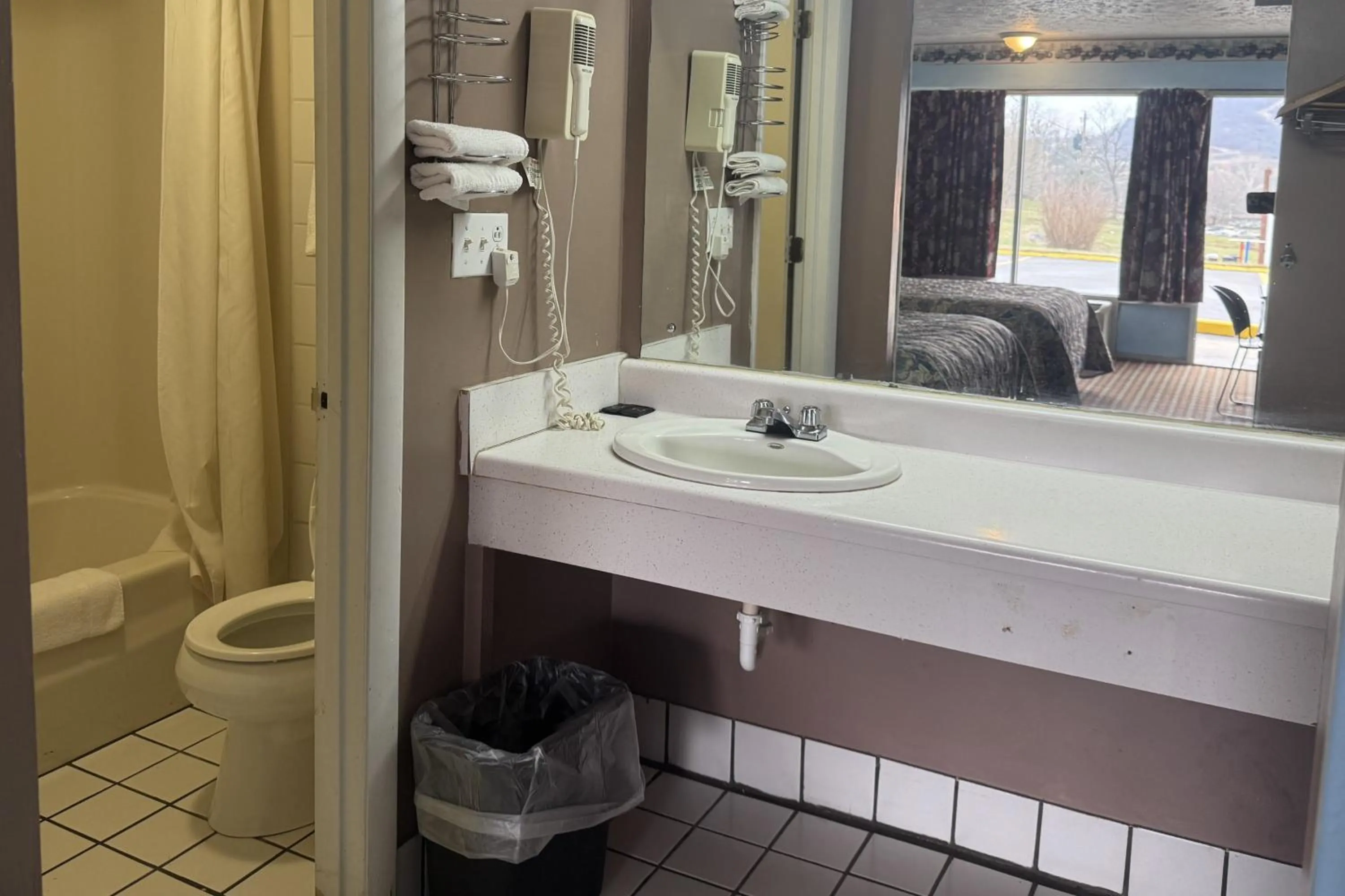 Bathroom in Capital O Fincastle Motor Inn Tazewell