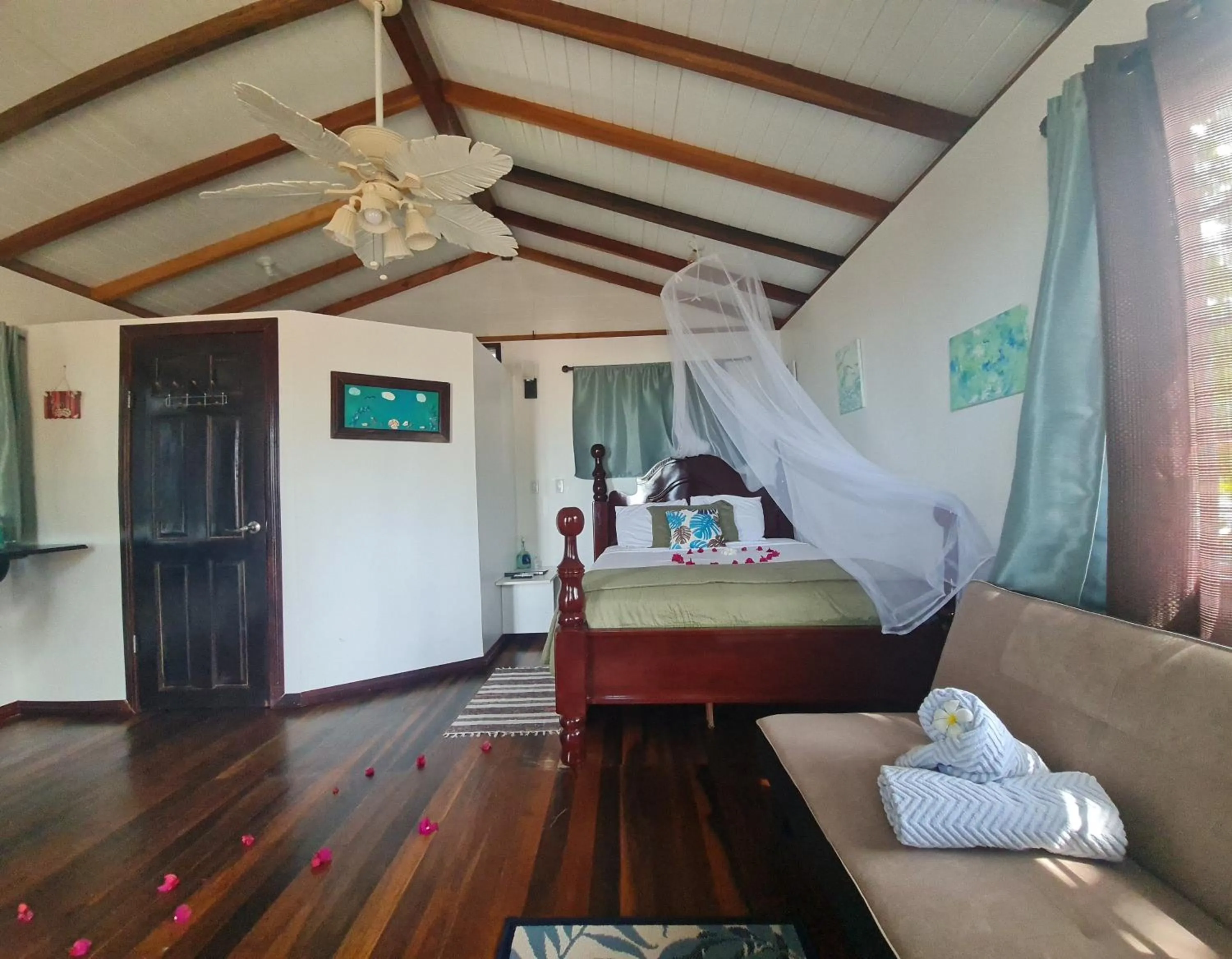 Photo of the whole room in Seaside Chateau Resort