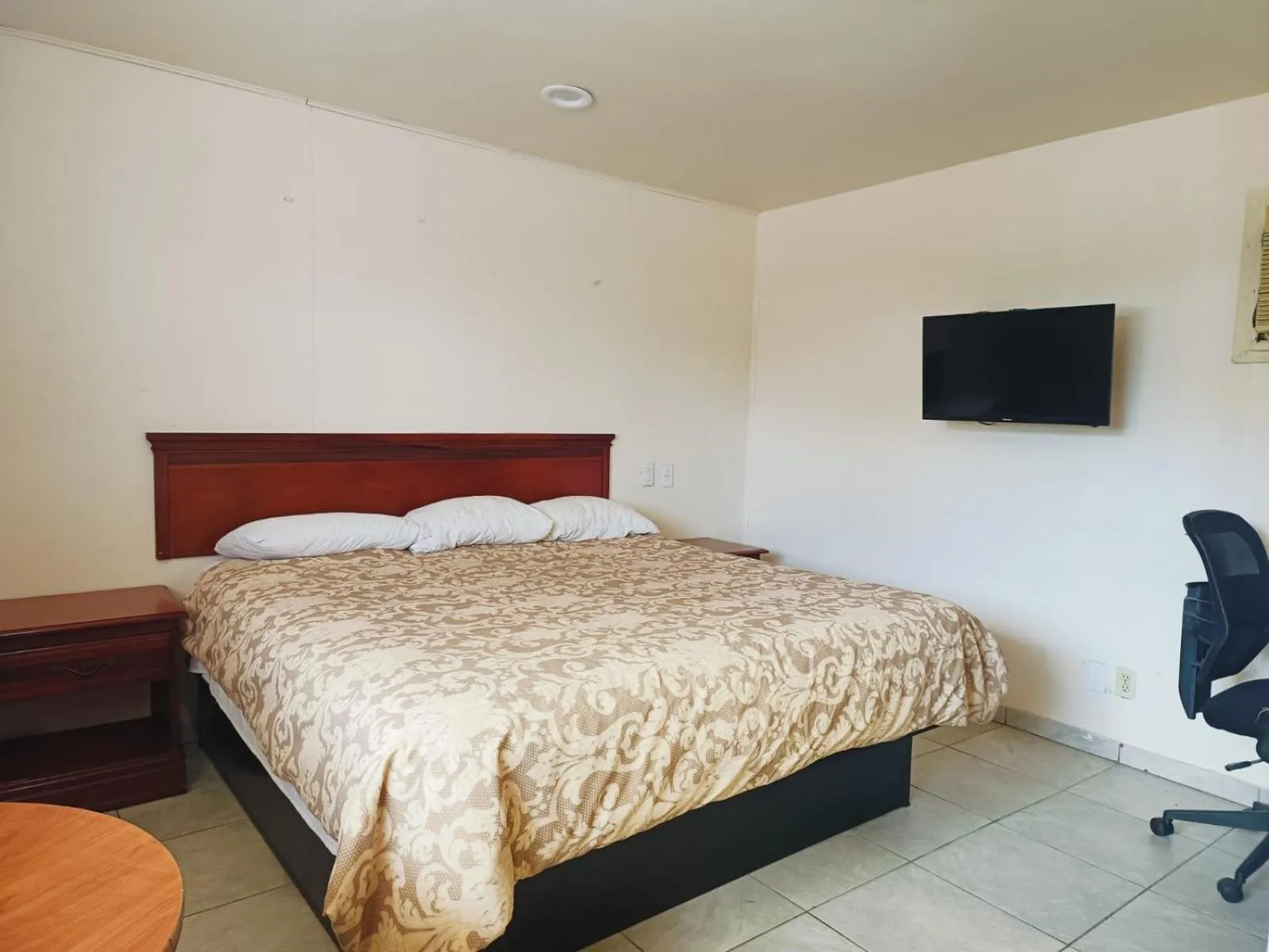 Bedroom, Bed in Pen Ann by Capital O Pharr-McAllen TX