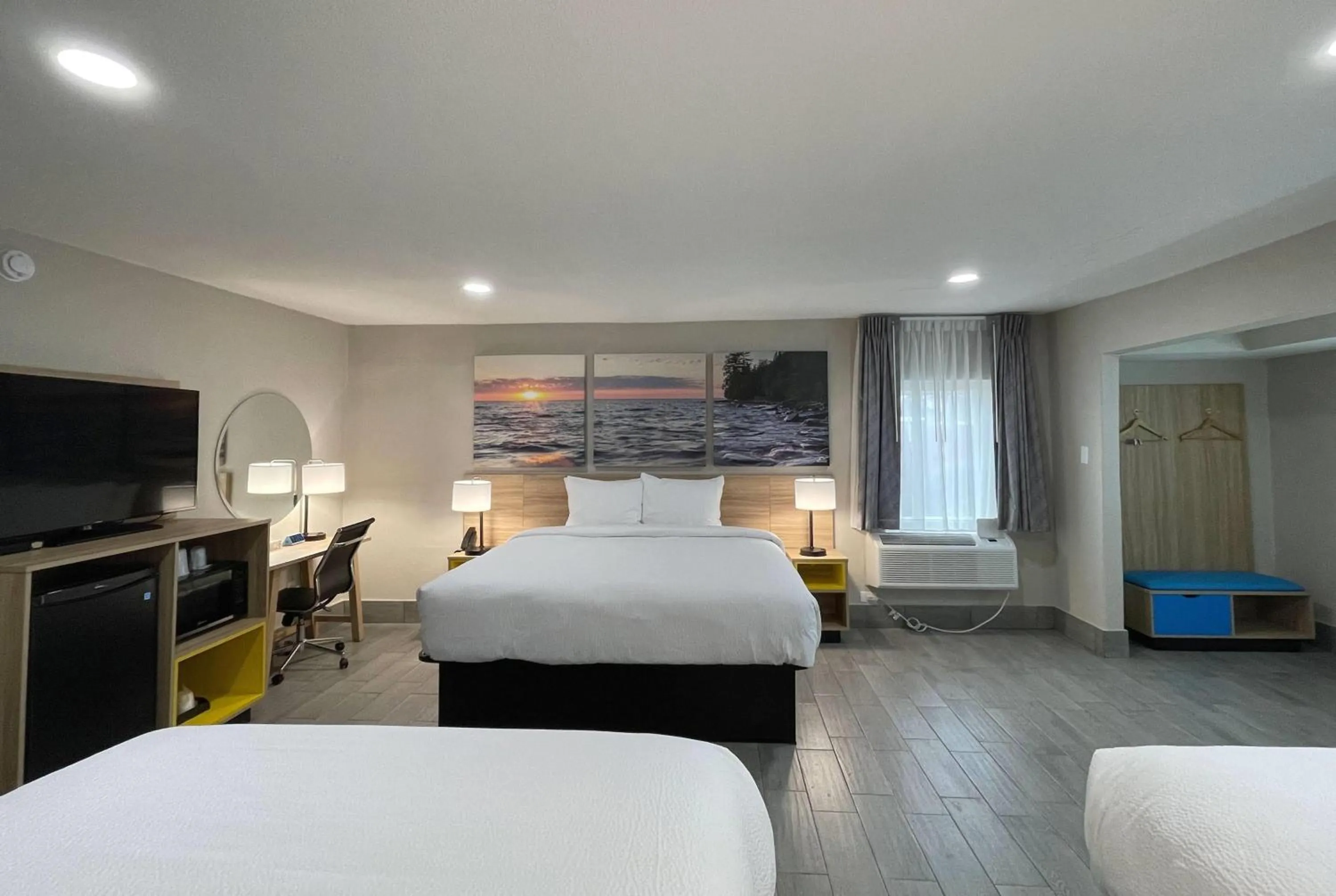 Photo of the whole room, Bed in Days Inn by Wyndham Sulphur Springs