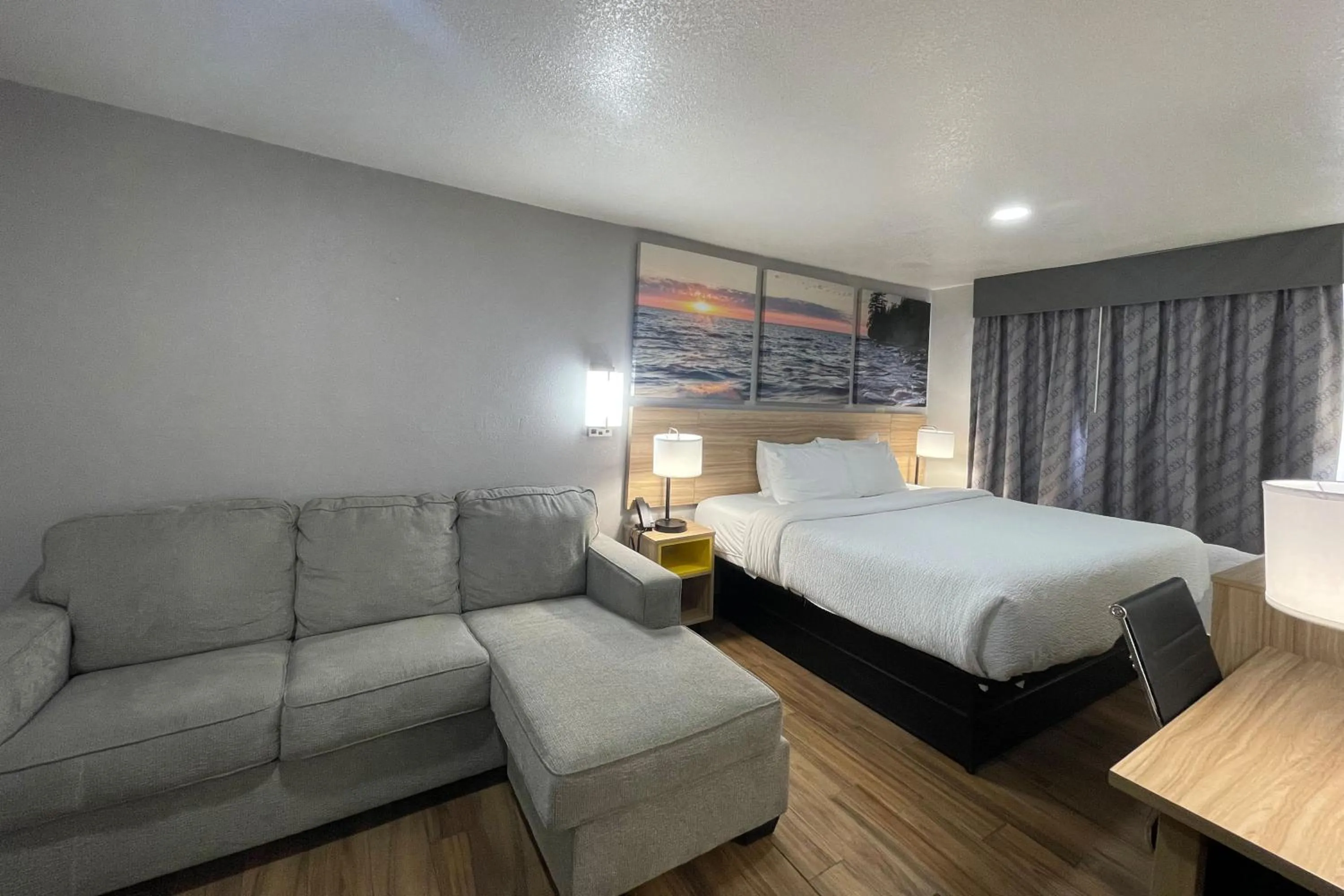 Bed in Days Inn by Wyndham Sulphur Springs